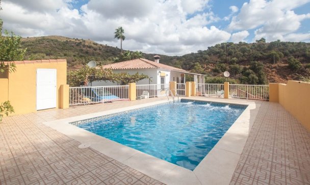 Country house - Wiederverkauf - Estepona - Estepona Centro