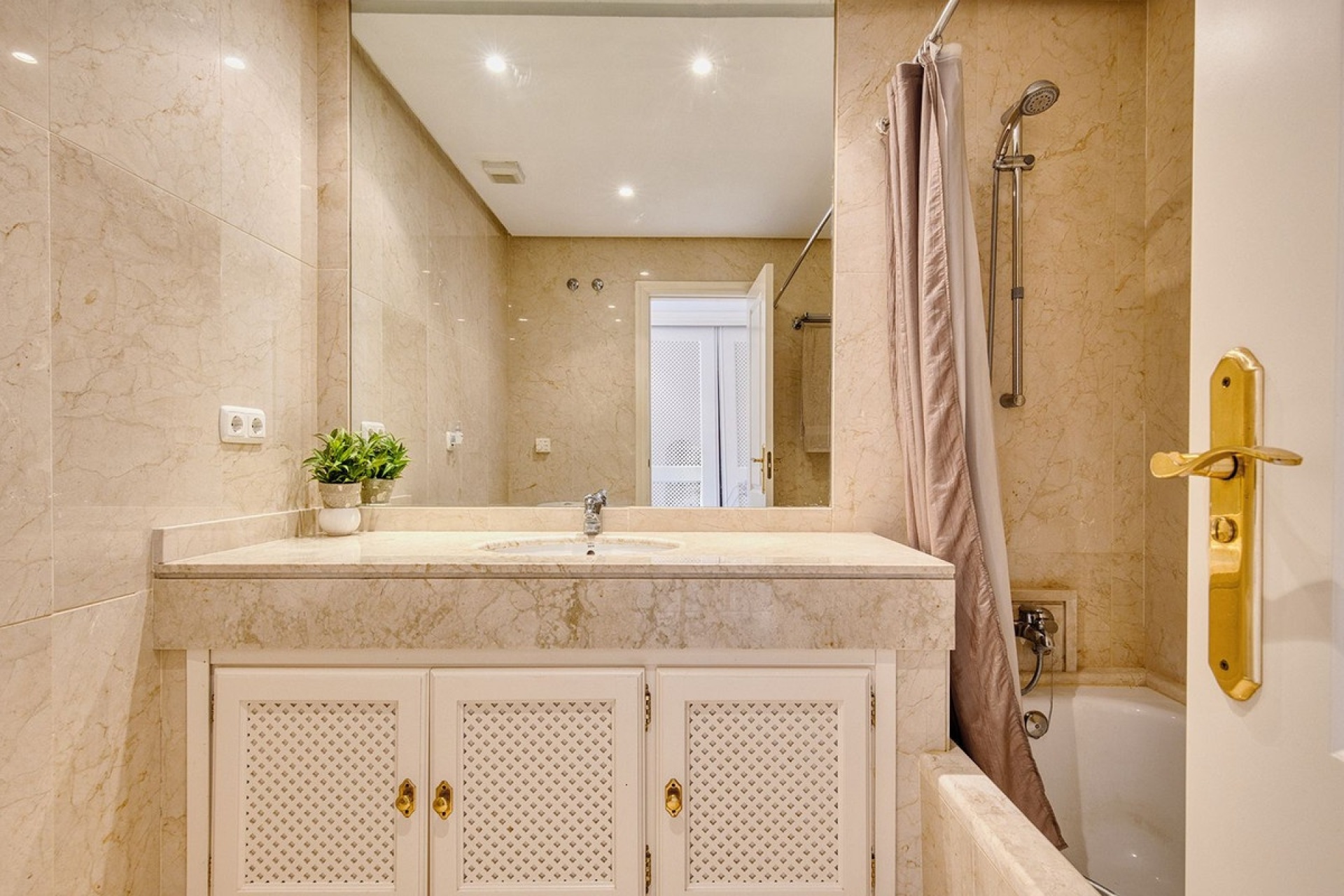 Resale - apartment - Benahavís - Benahavís Centro