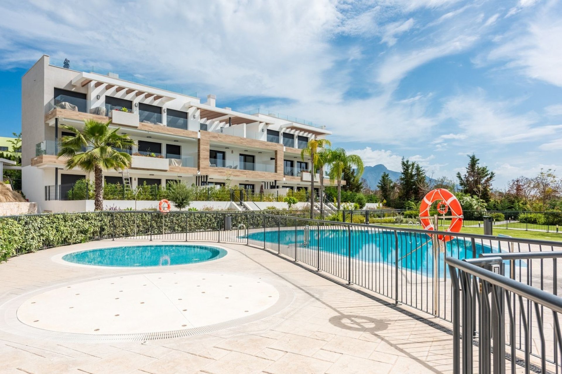 Resale - apartment - Estepona - Atalaya