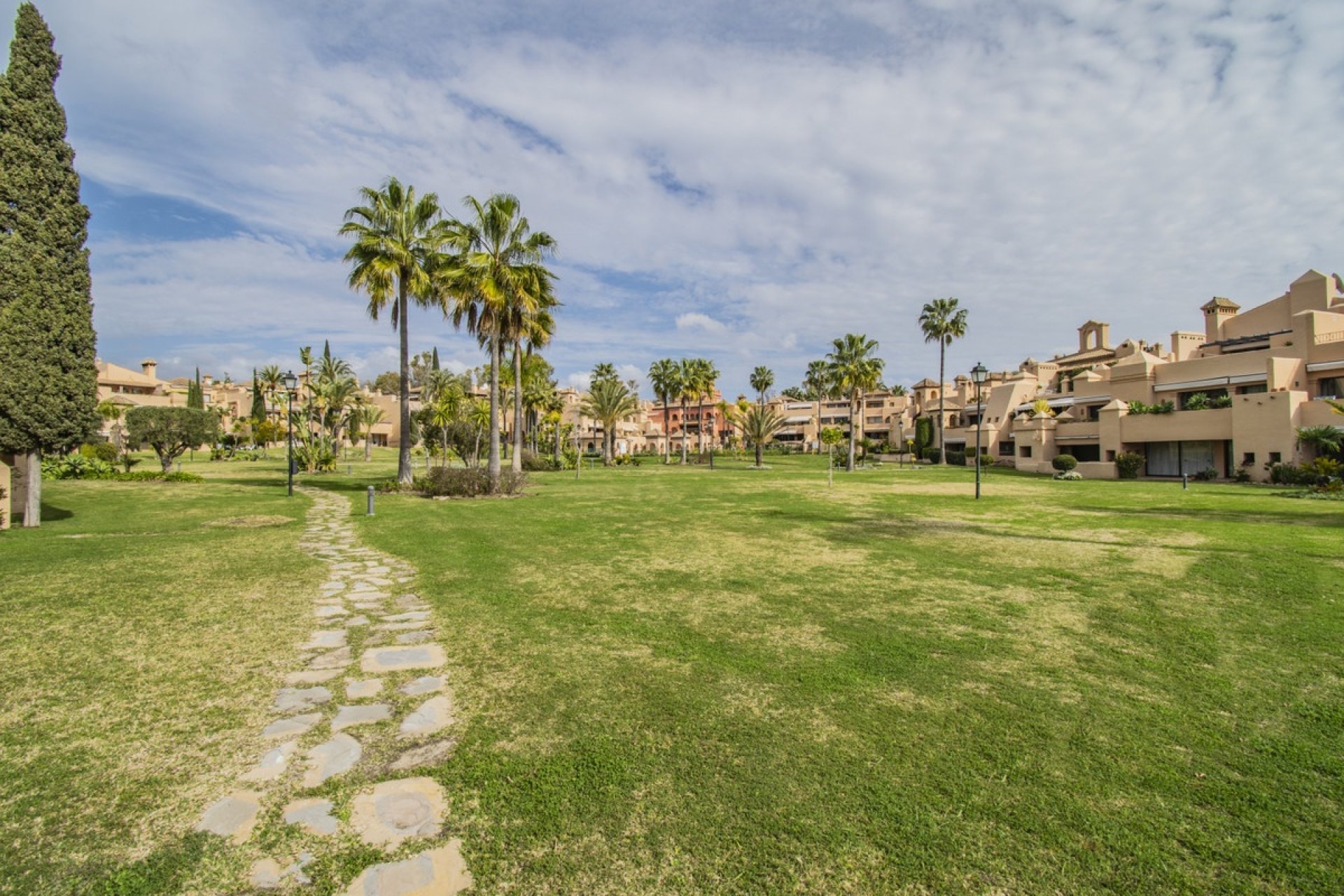 Resale - apartment - Estepona - Atalaya