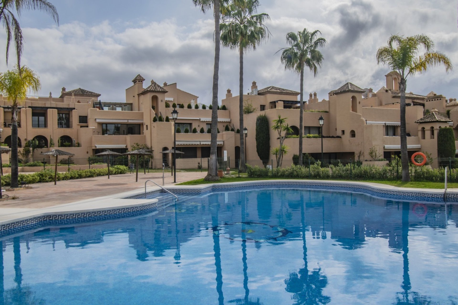 Resale - apartment - Estepona - Atalaya