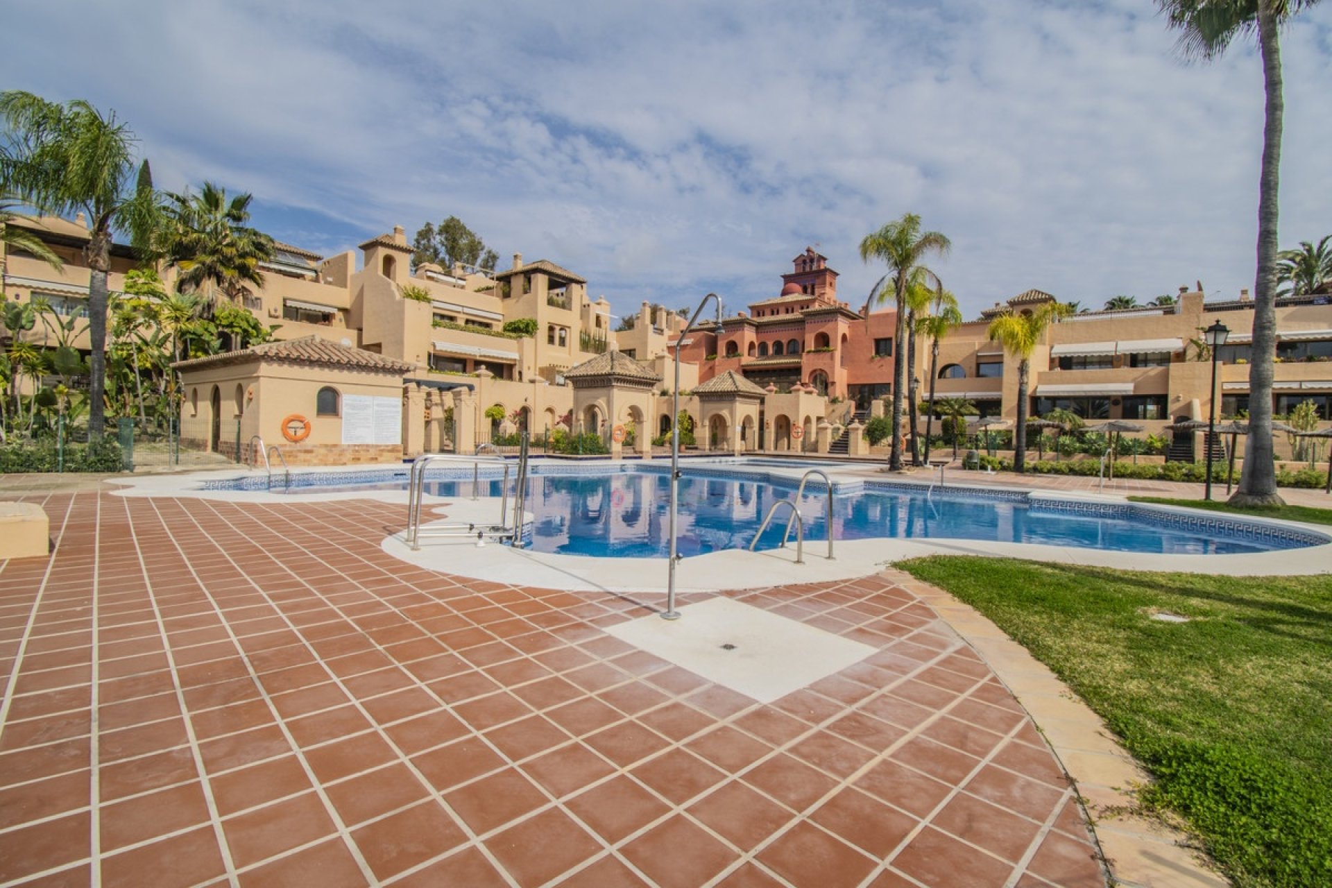 Resale - apartment - Estepona - Atalaya