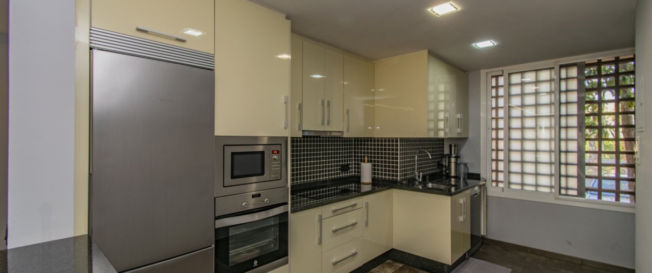 Resale - apartment - Estepona - Atalaya