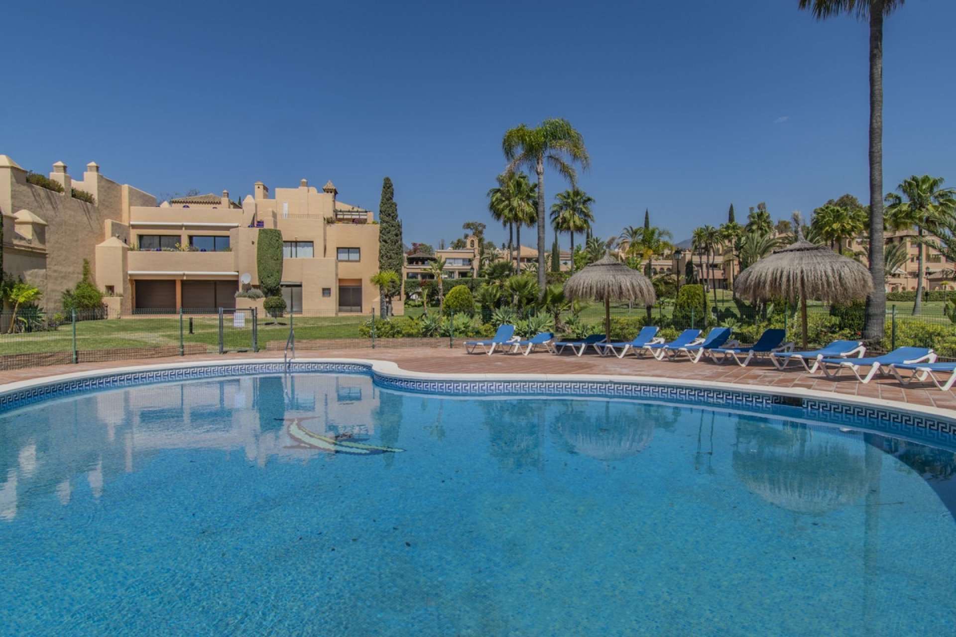 Resale - apartment - Estepona - Atalaya