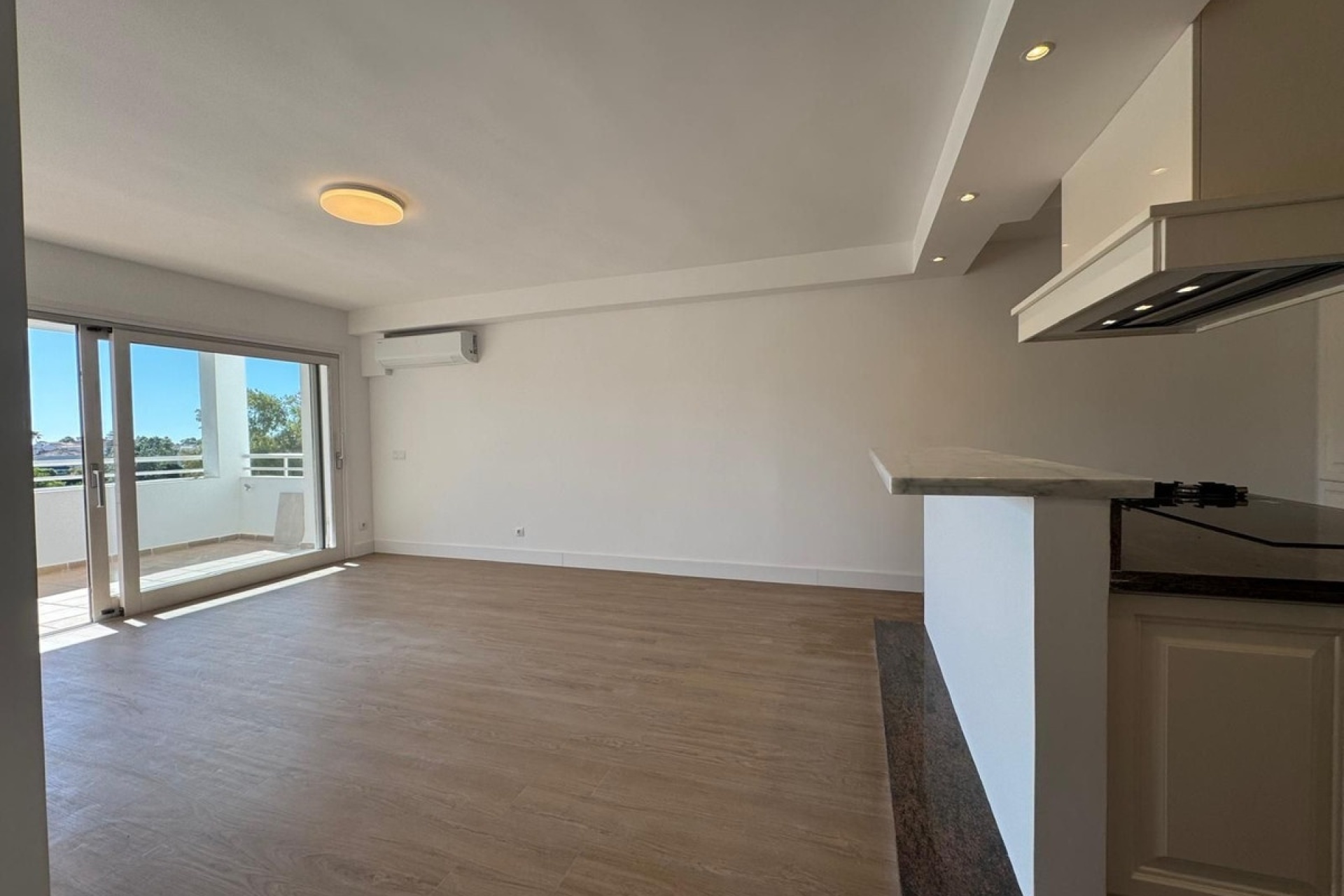 Resale - apartment - Estepona - Atalaya
