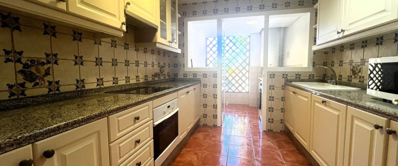 Resale - apartment - Estepona - Atalaya