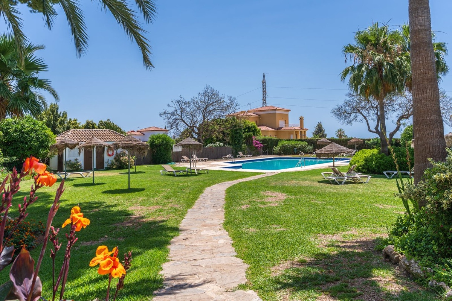 Resale - apartment - Estepona - Atalaya