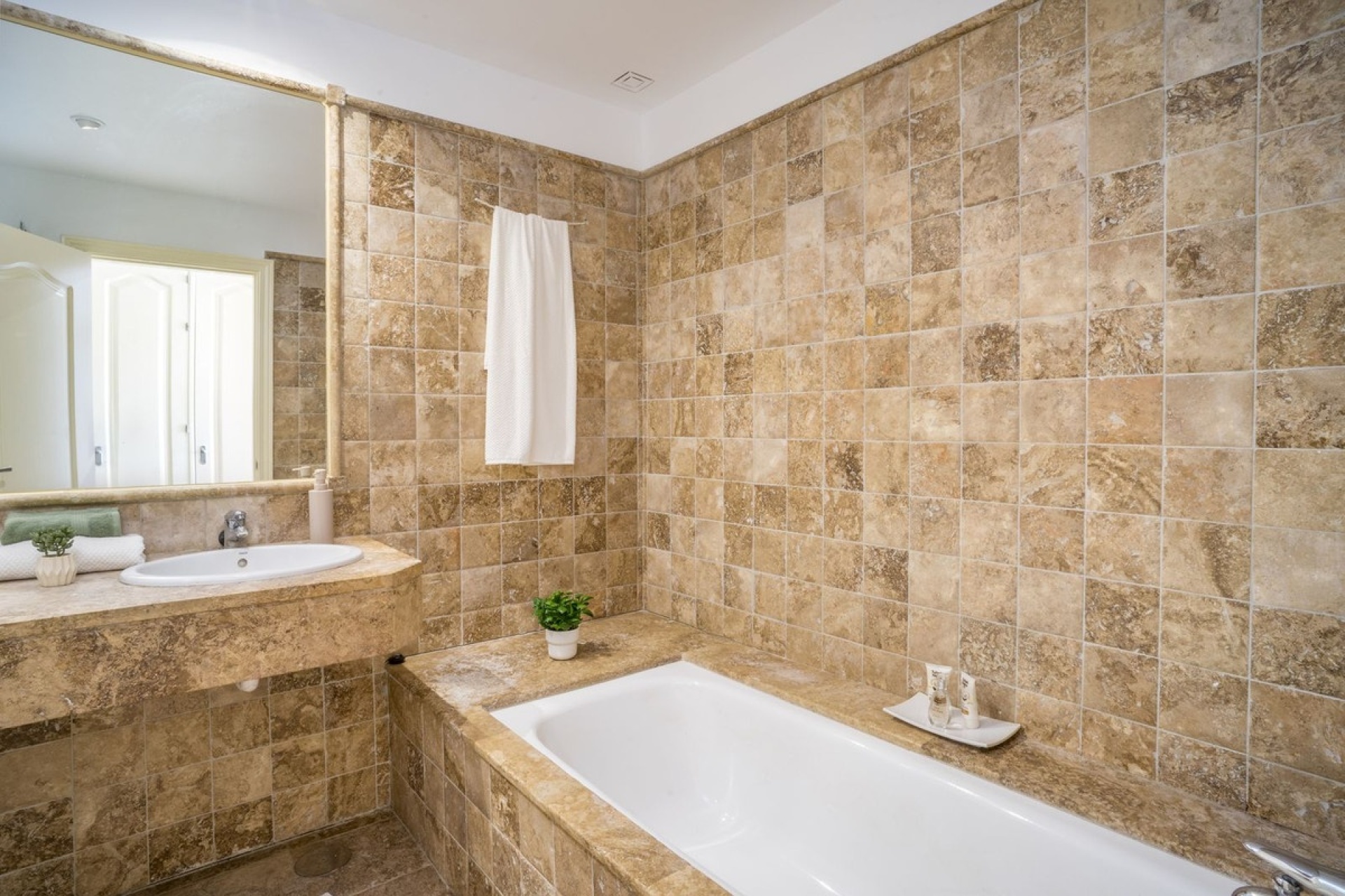 Resale - apartment - Estepona - Atalaya