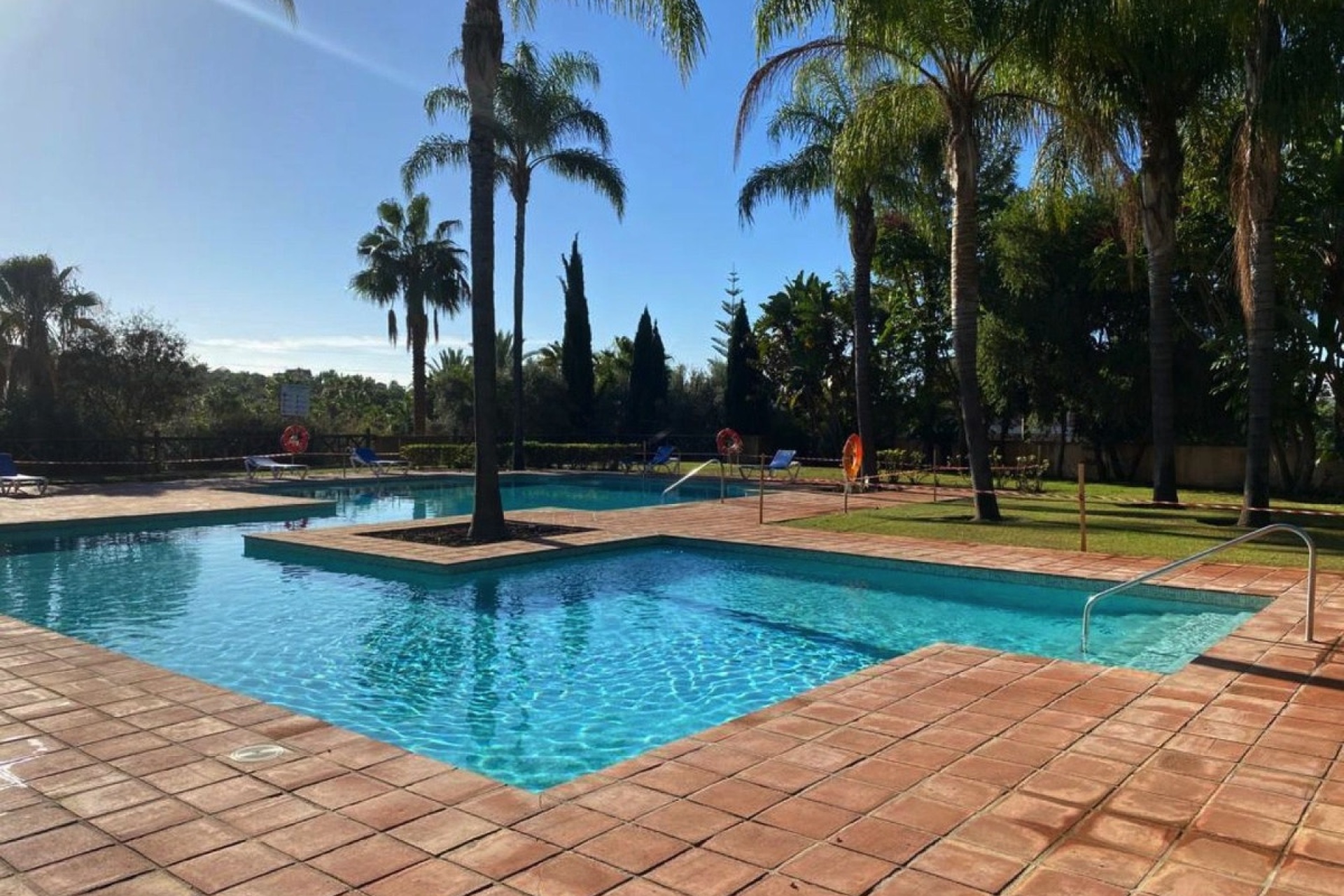 Resale - apartment - Estepona - Atalaya