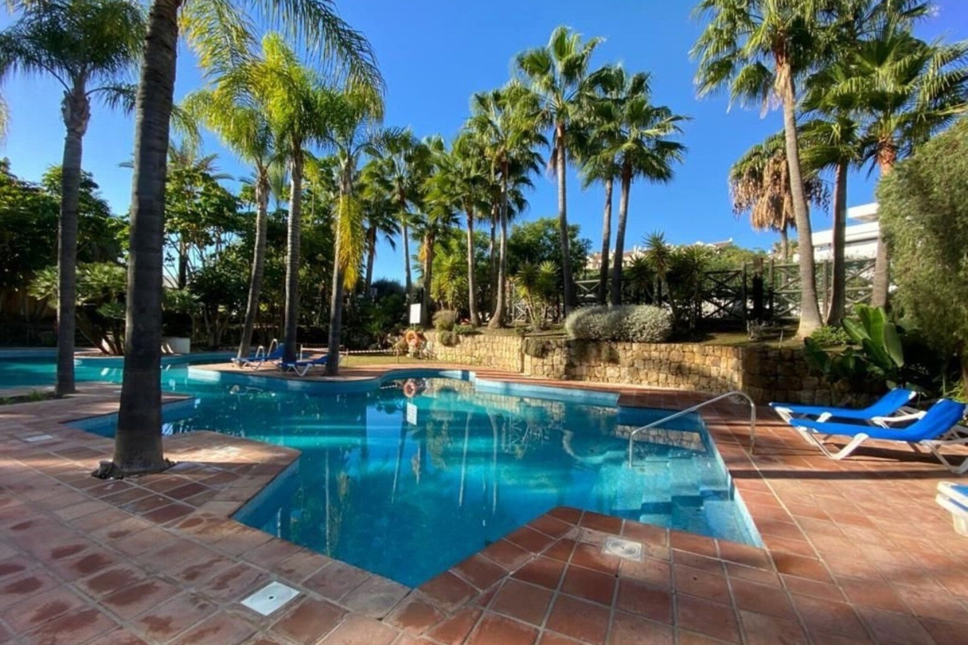 Resale - apartment - Estepona - Atalaya