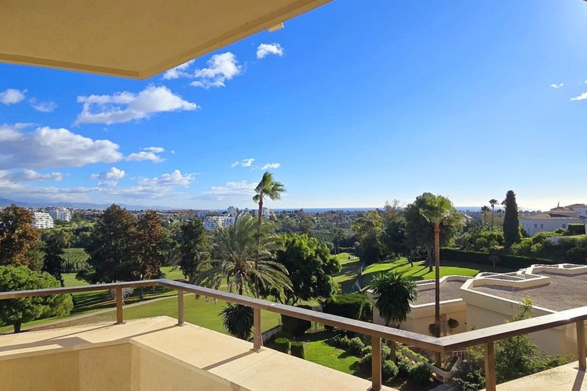 Resale - apartment - Estepona - Atalaya