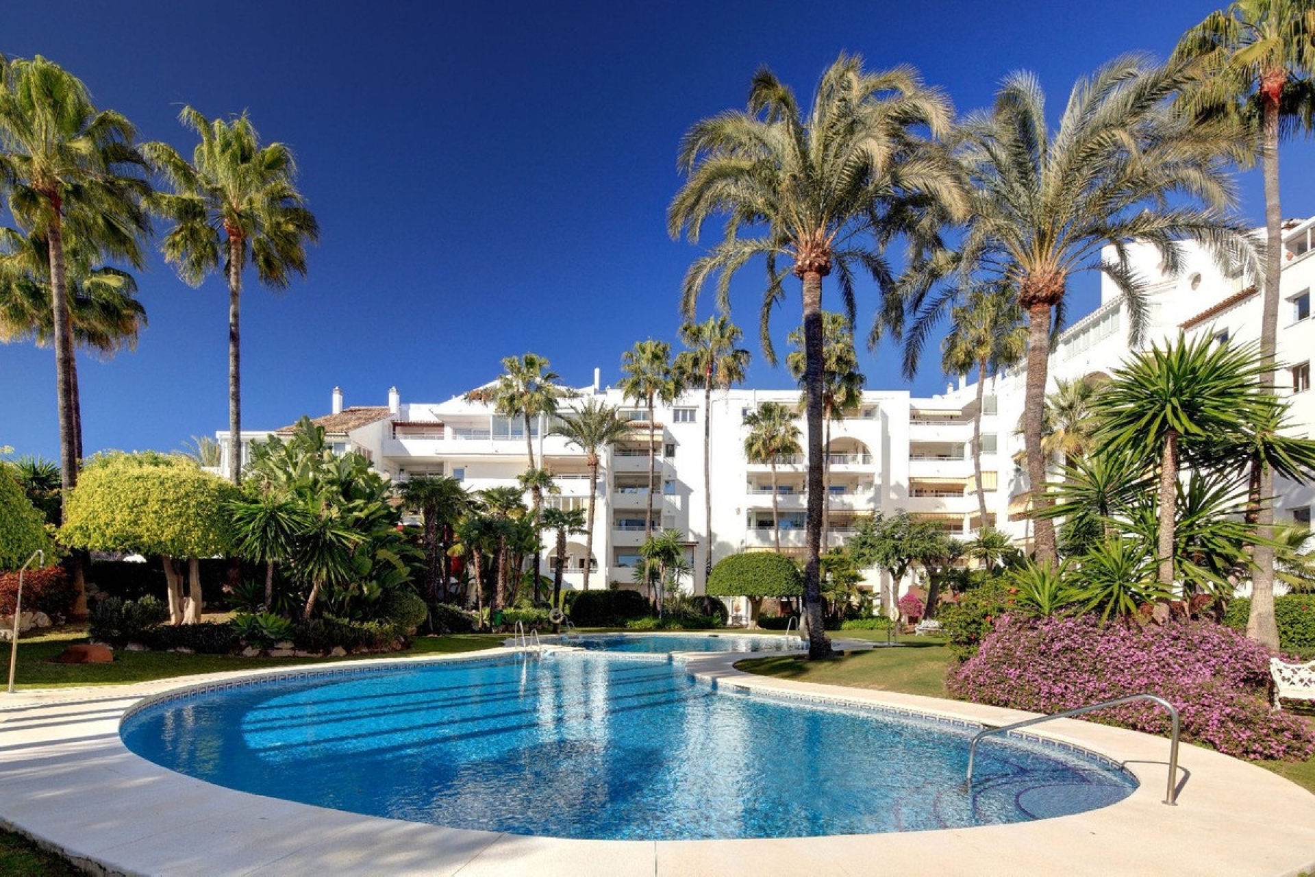 Resale - apartment - Estepona - Atalaya
