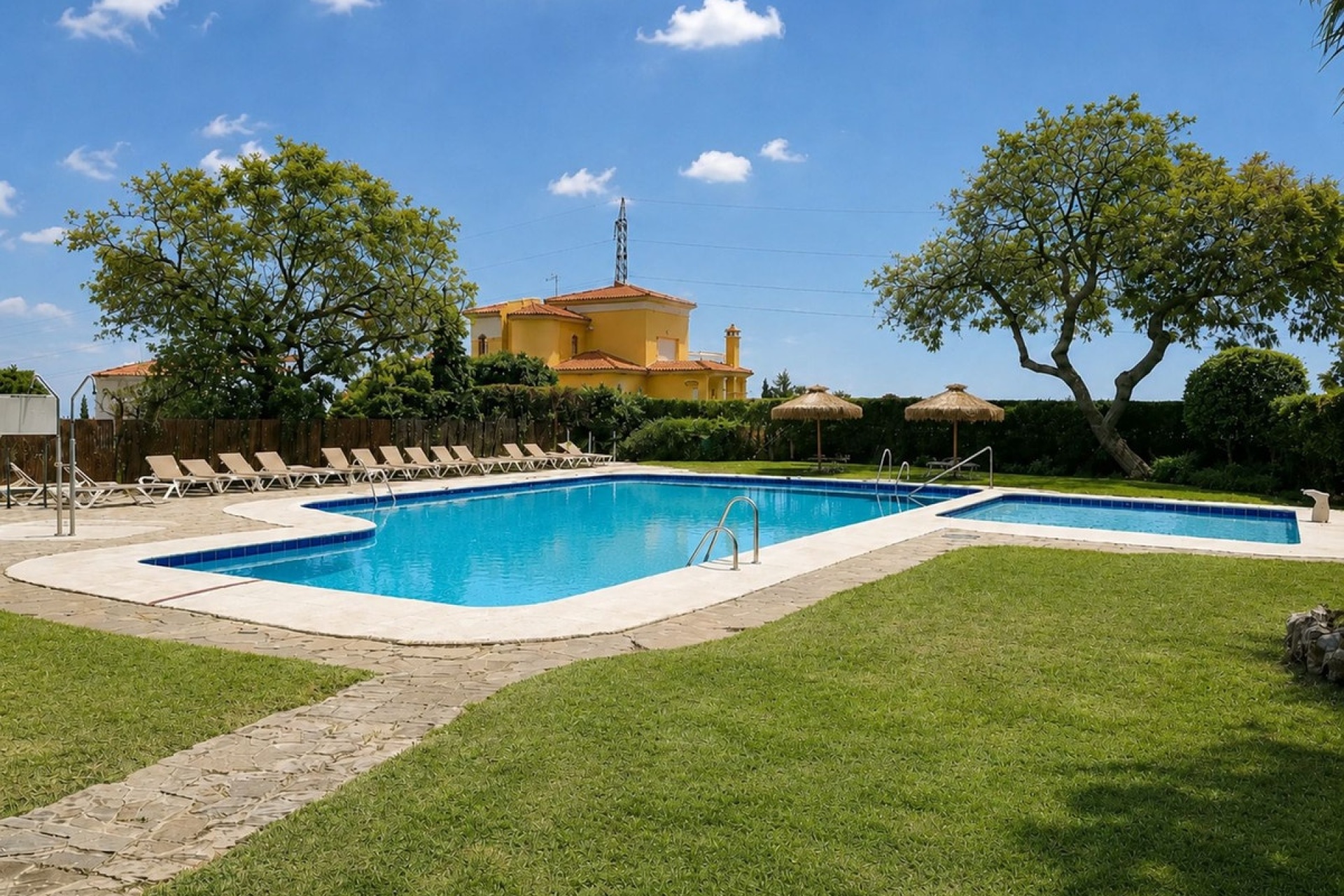 Resale - apartment - Estepona - Atalaya