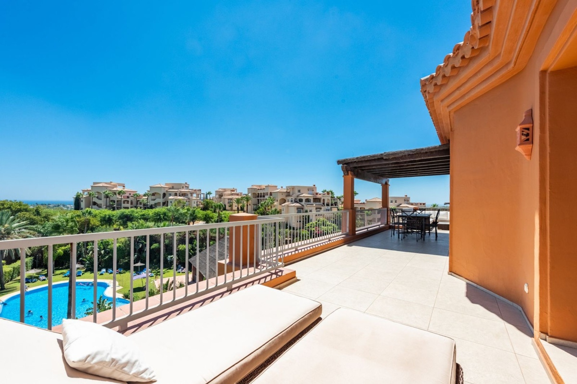 Resale - apartment - Estepona - Atalaya
