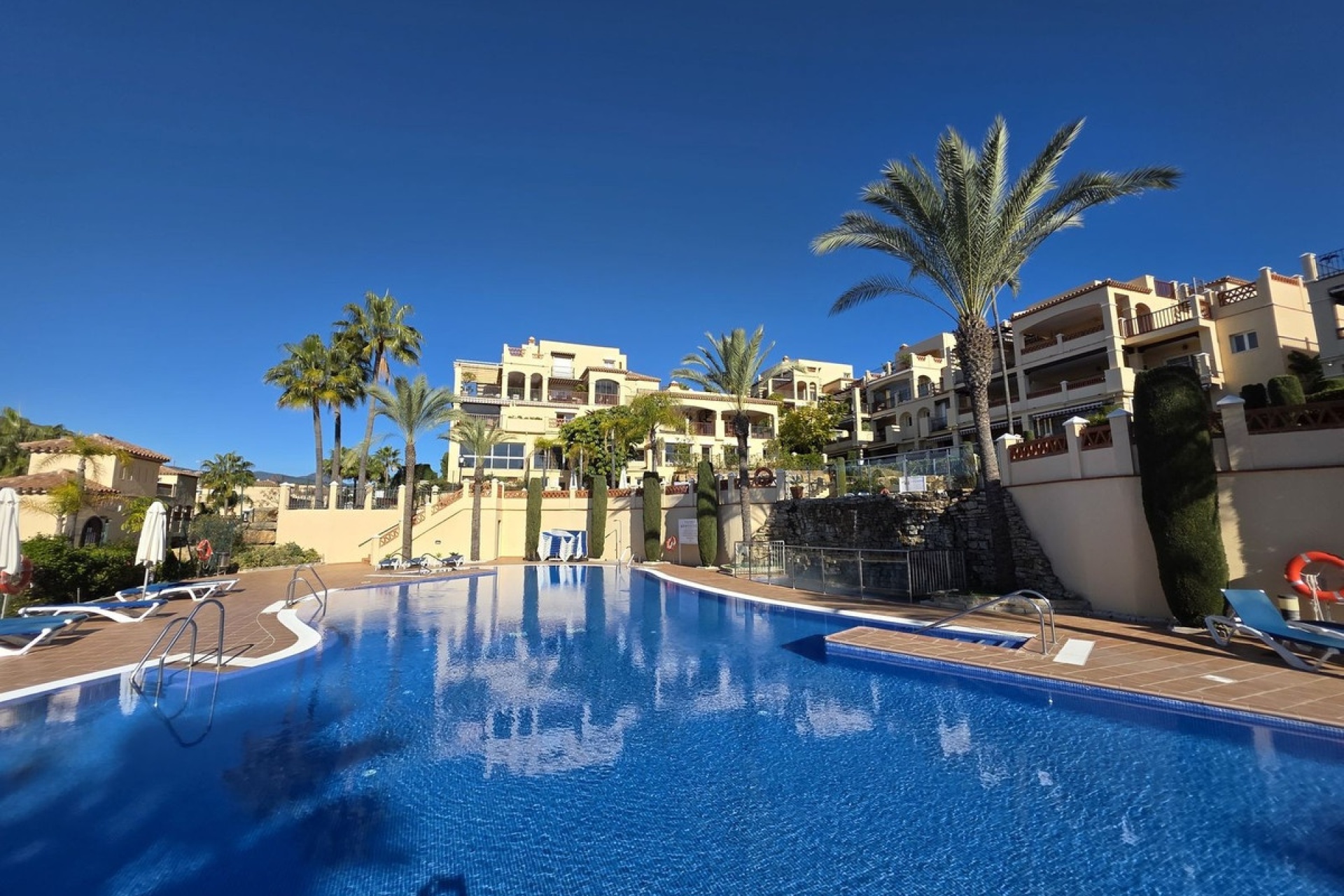 Resale - apartment - Estepona - Atalaya