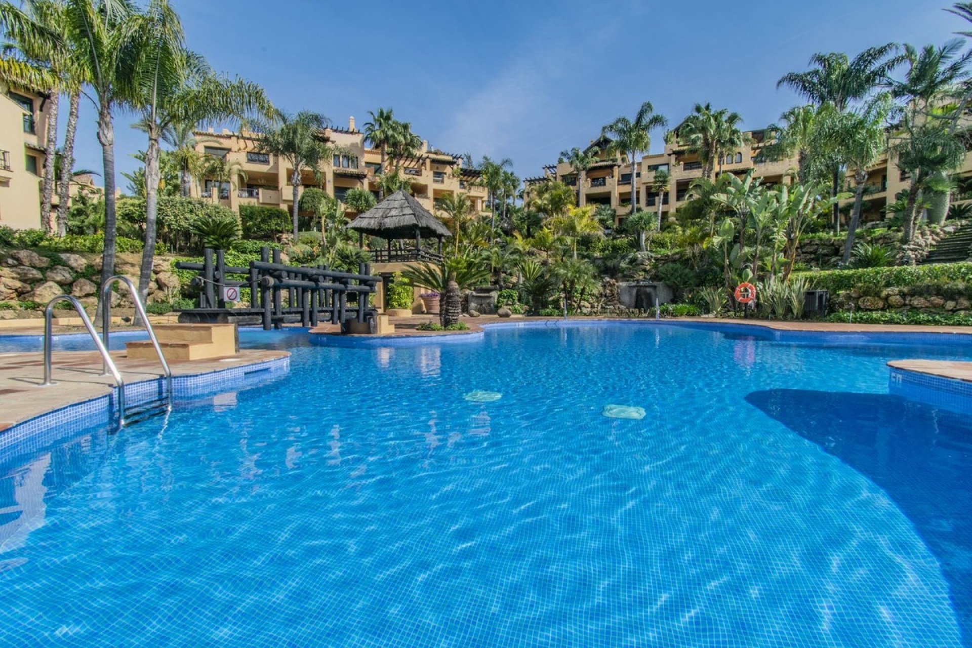 Resale - apartment - Estepona - Atalaya