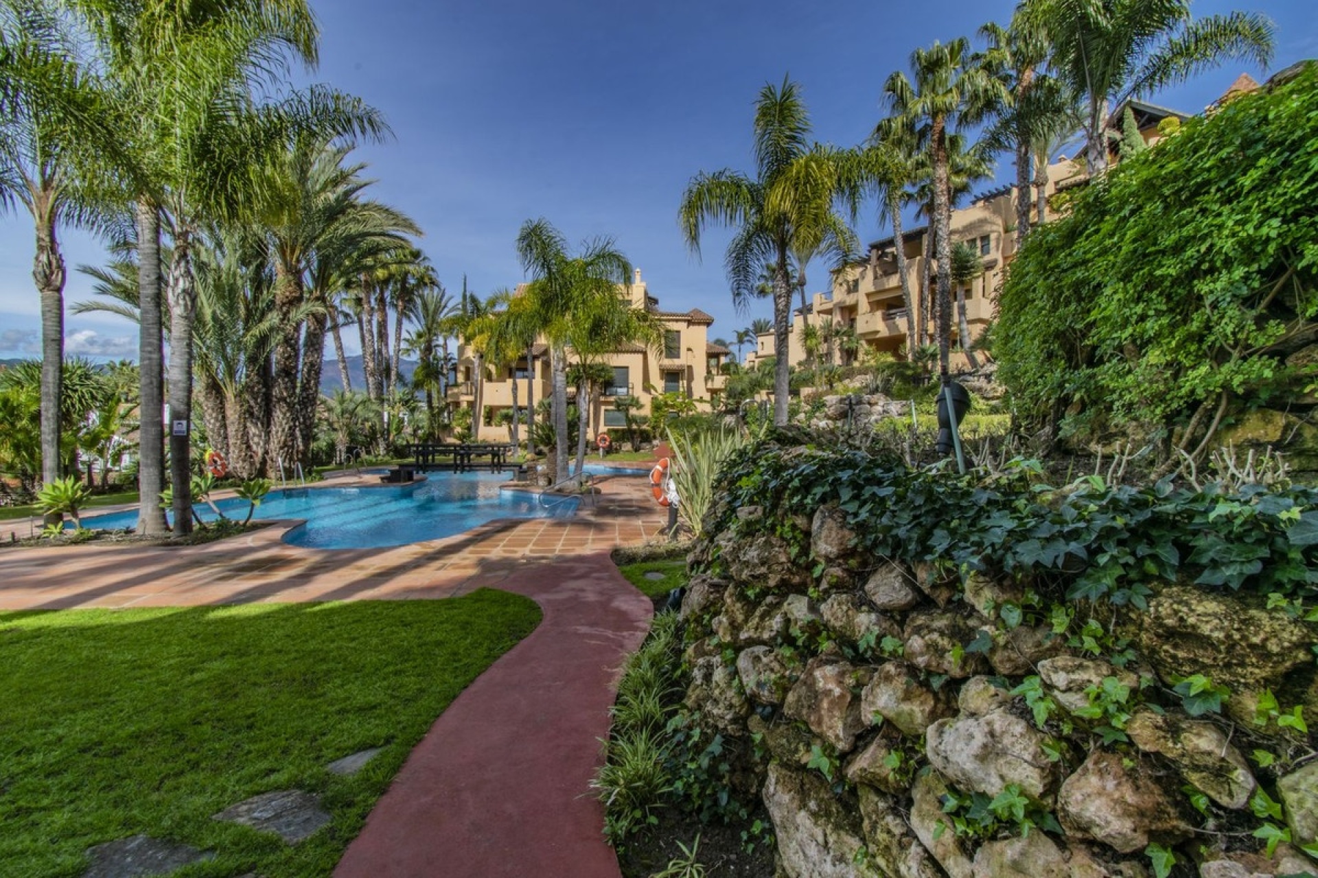 Resale - apartment - Estepona - Atalaya