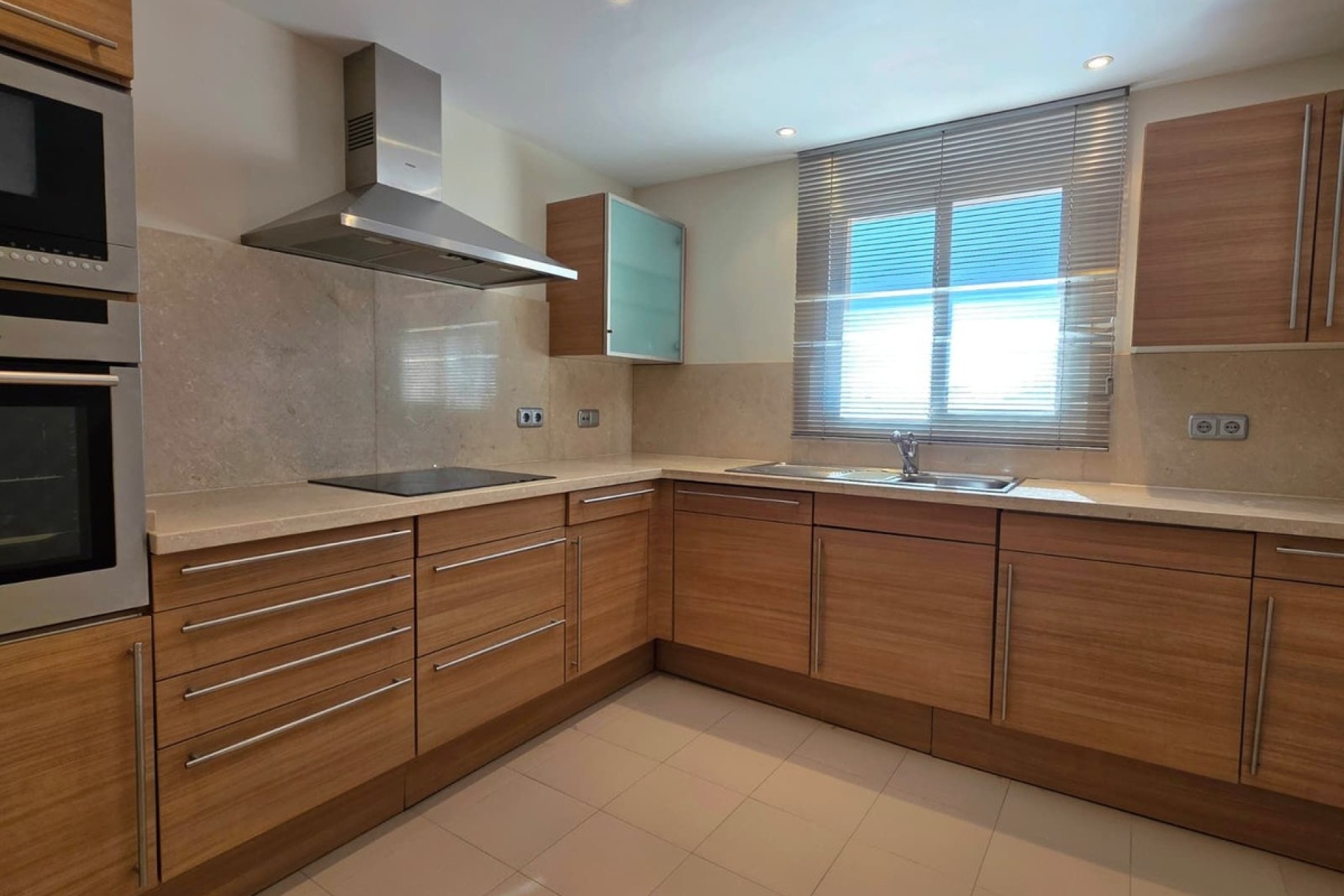 Resale - apartment - Estepona - Atalaya