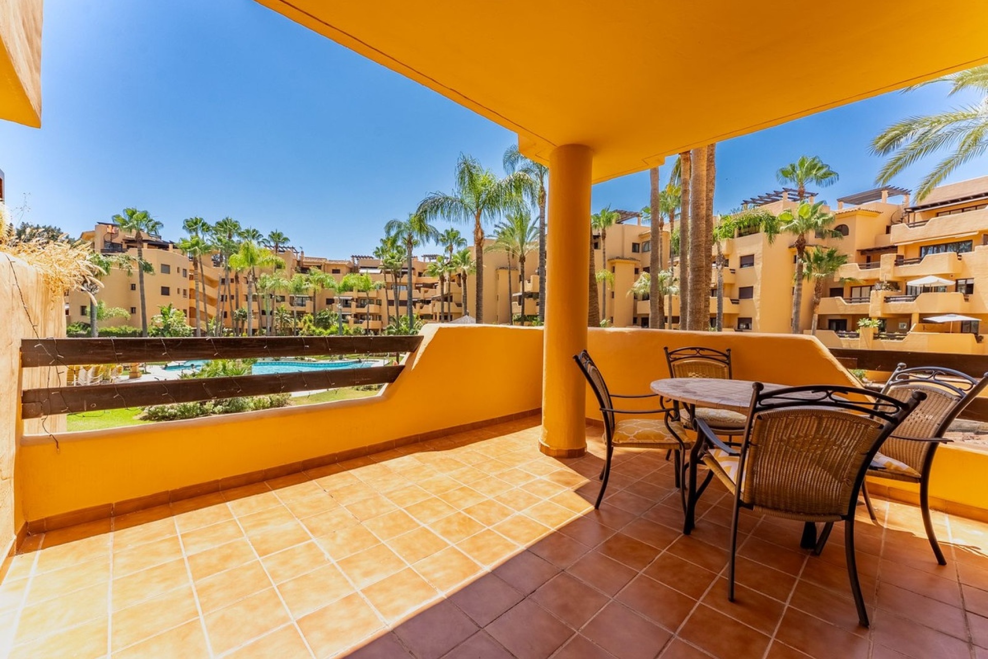 Resale - apartment - Estepona - Costalita