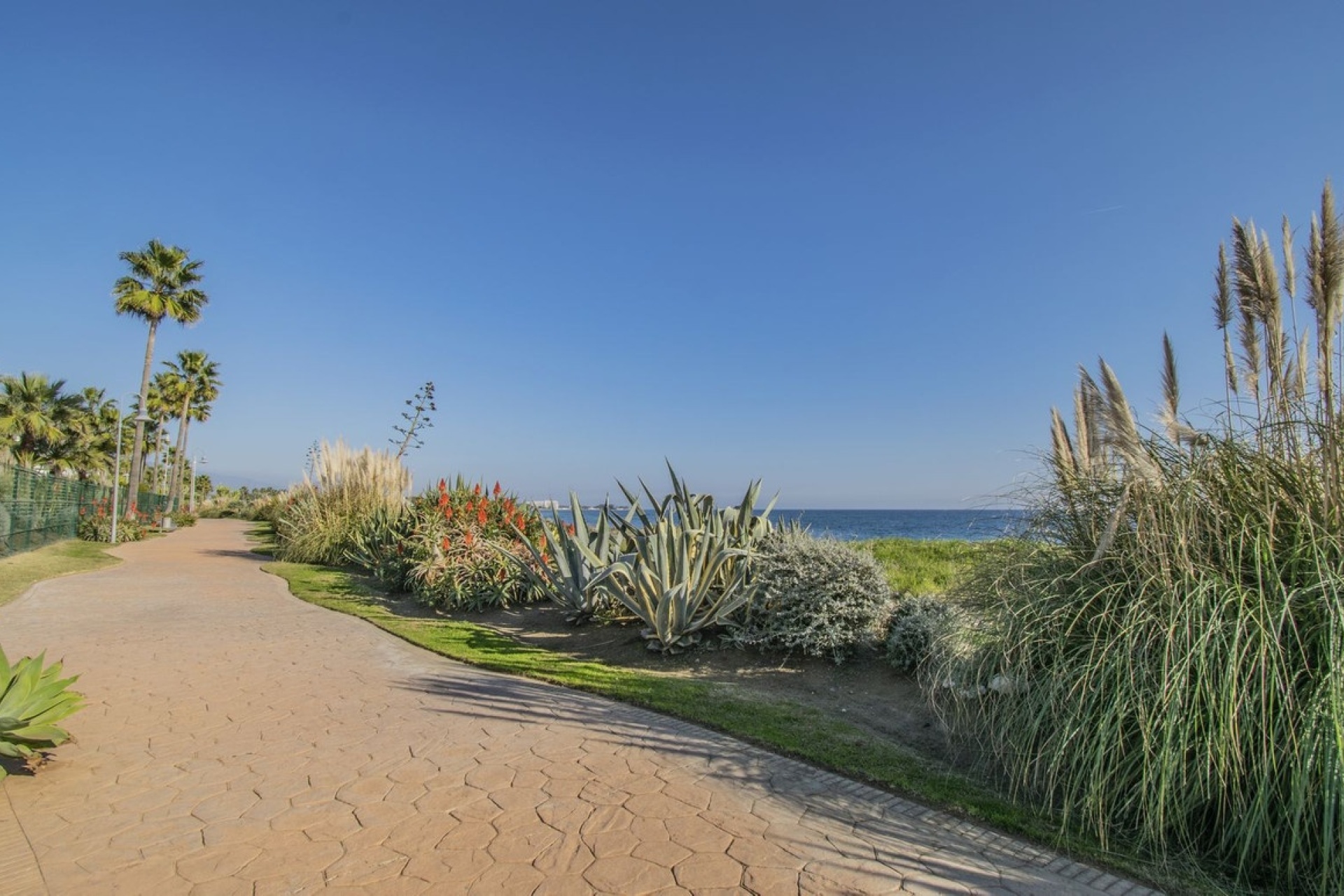 Resale - apartment - Estepona - Costalita