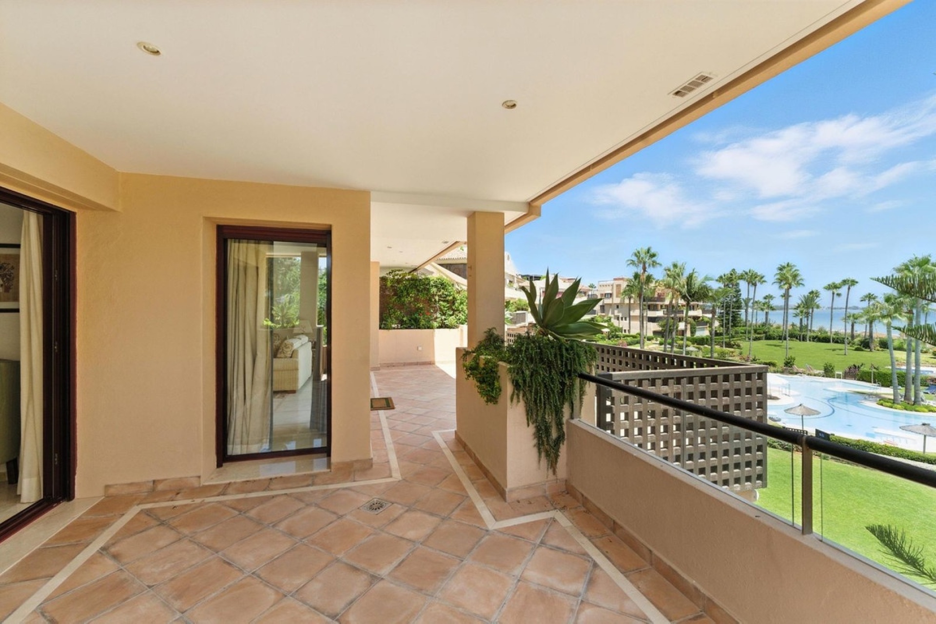 Resale - apartment - Estepona - Costalita