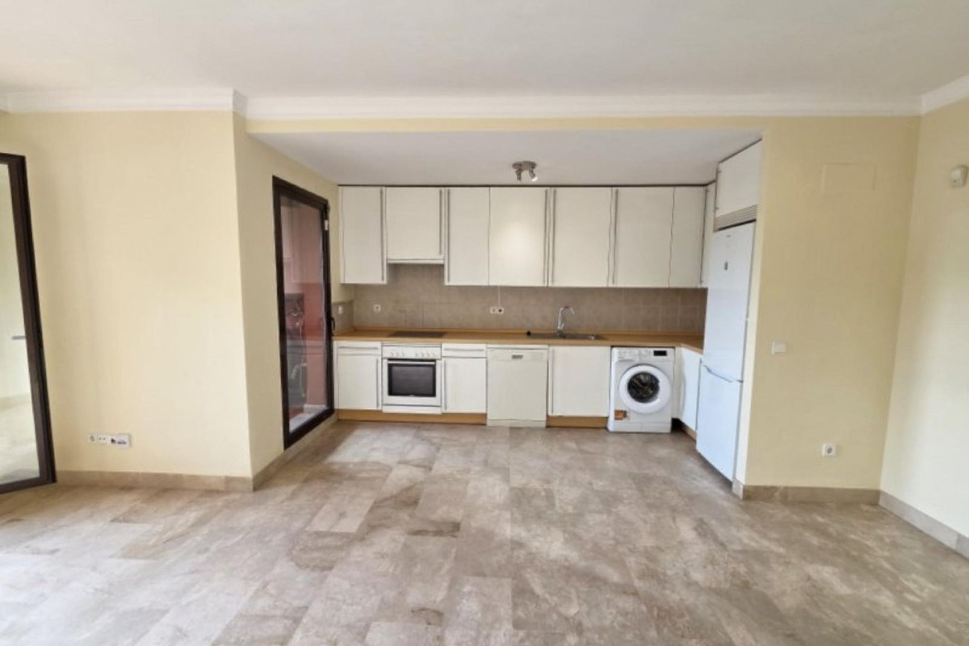 Resale - apartment - Estepona - Estepona Centro