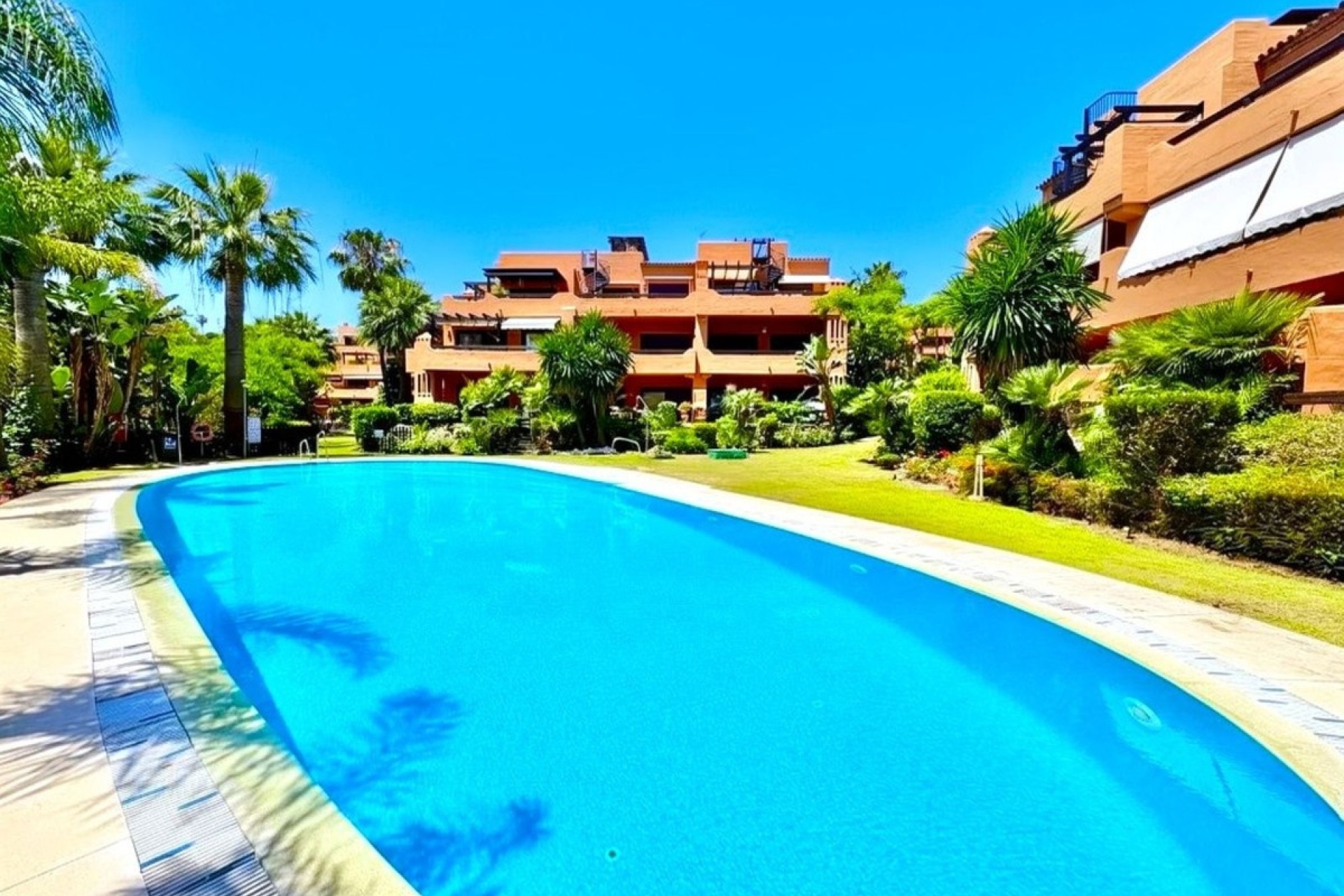 Resale - apartment - Estepona - Estepona Centro