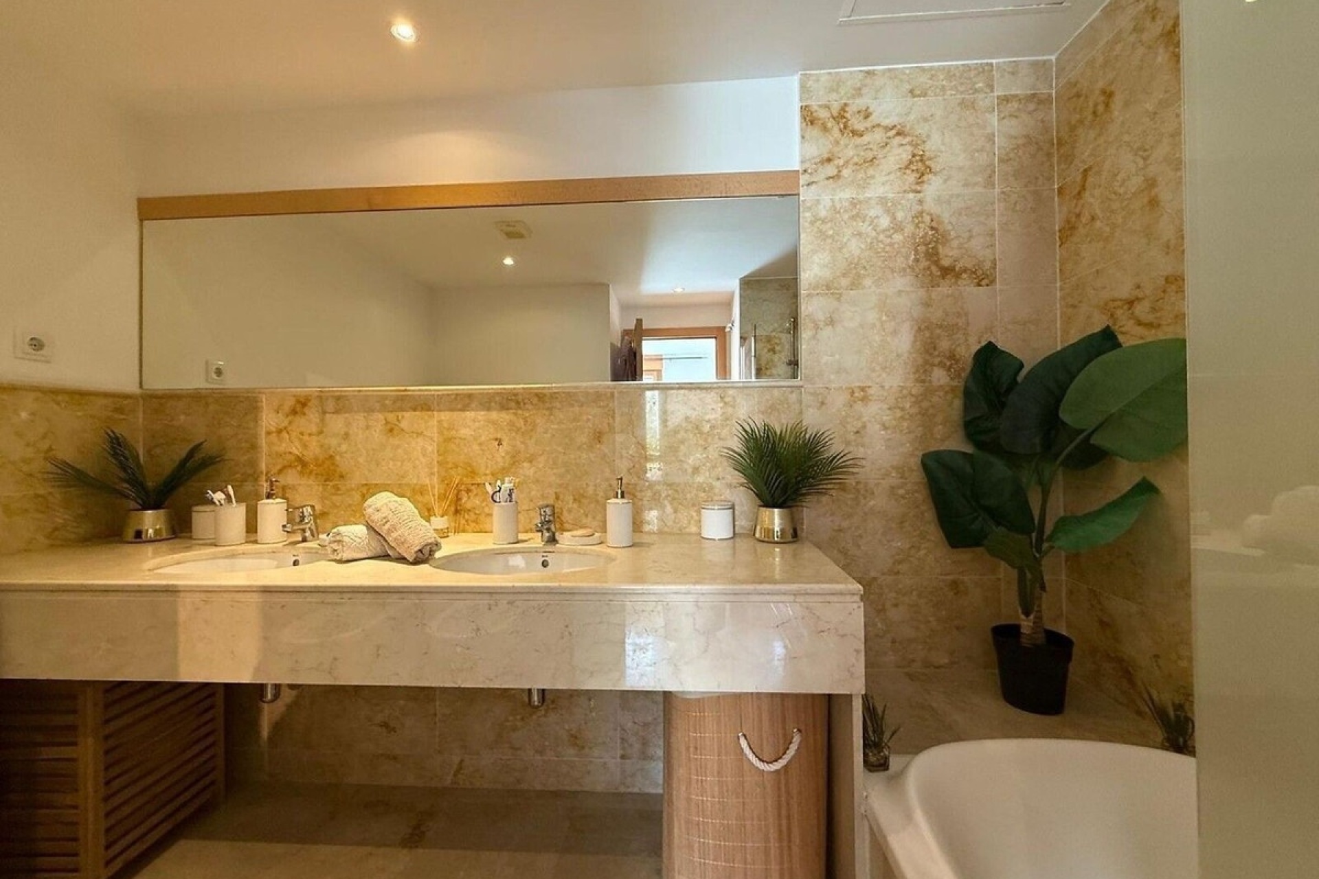 Resale - apartment - Marbella - Altos de los Monteros