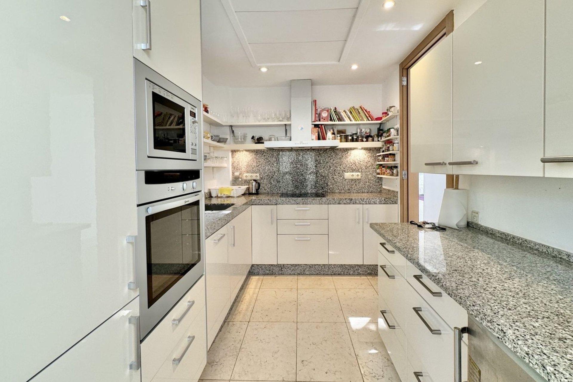 Resale - apartment - Marbella - Altos de los Monteros