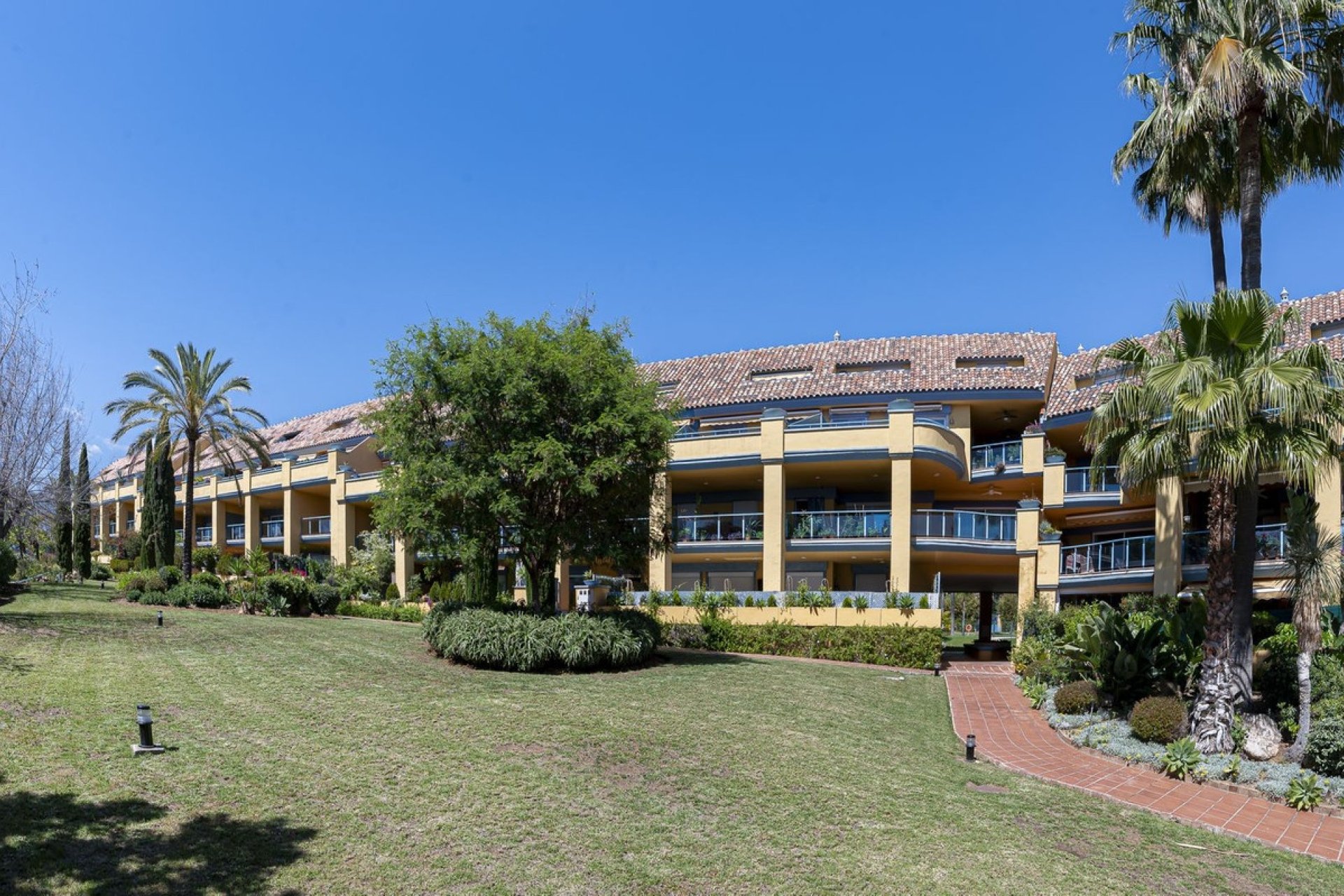 Resale - apartment - Marbella - Bahía de Marbella