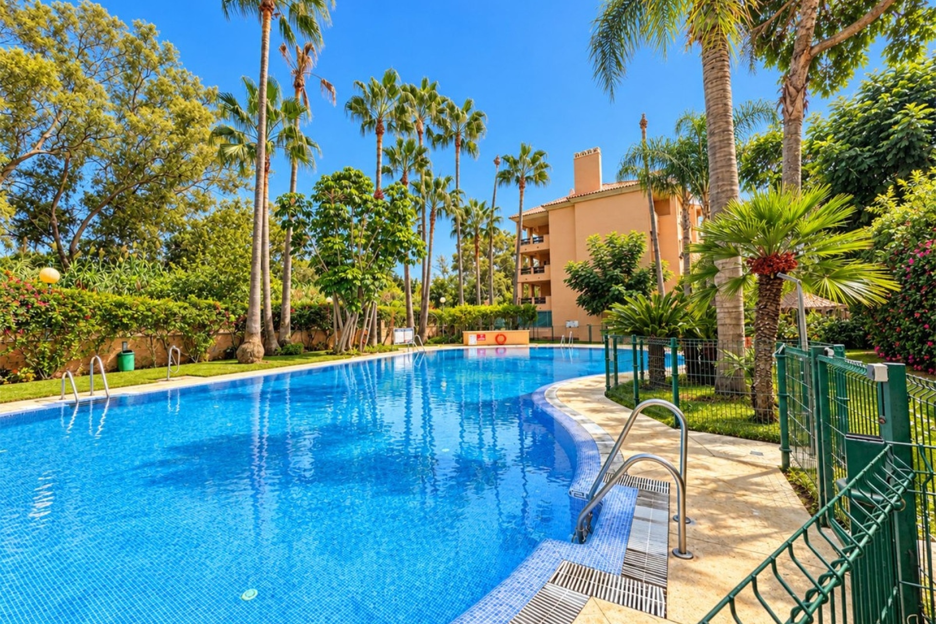 Resale - apartment - Marbella - Cabopino