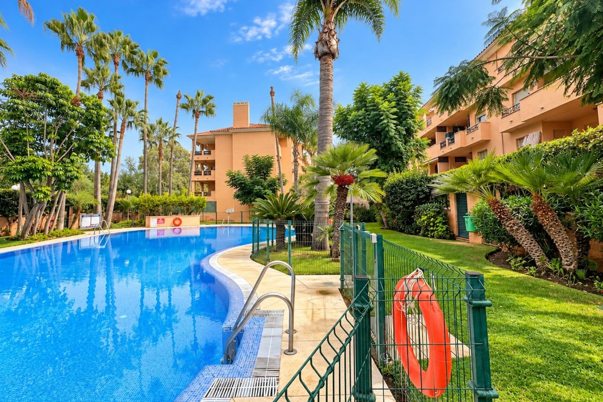 Resale - apartment - Marbella - Cabopino