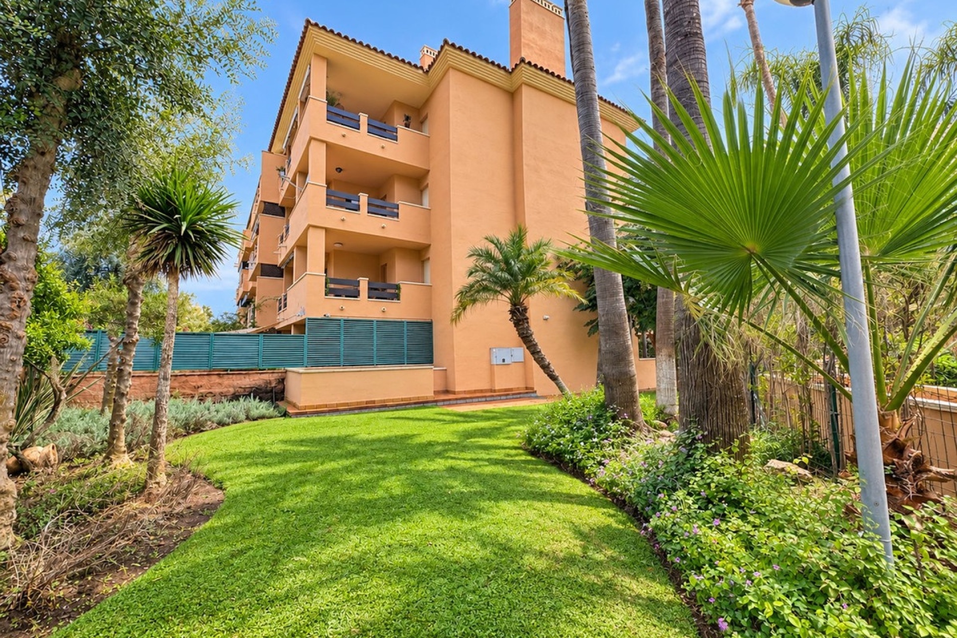 Resale - apartment - Marbella - Cabopino