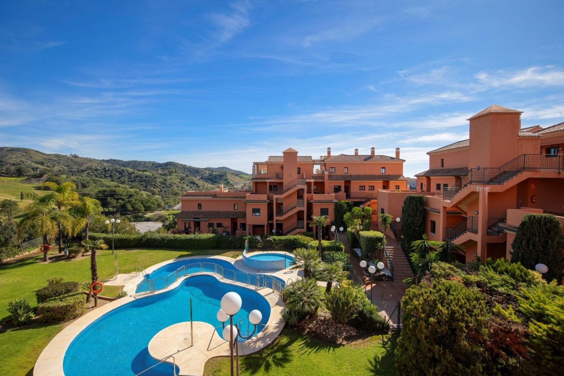 Resale - apartment - Marbella - Elviria