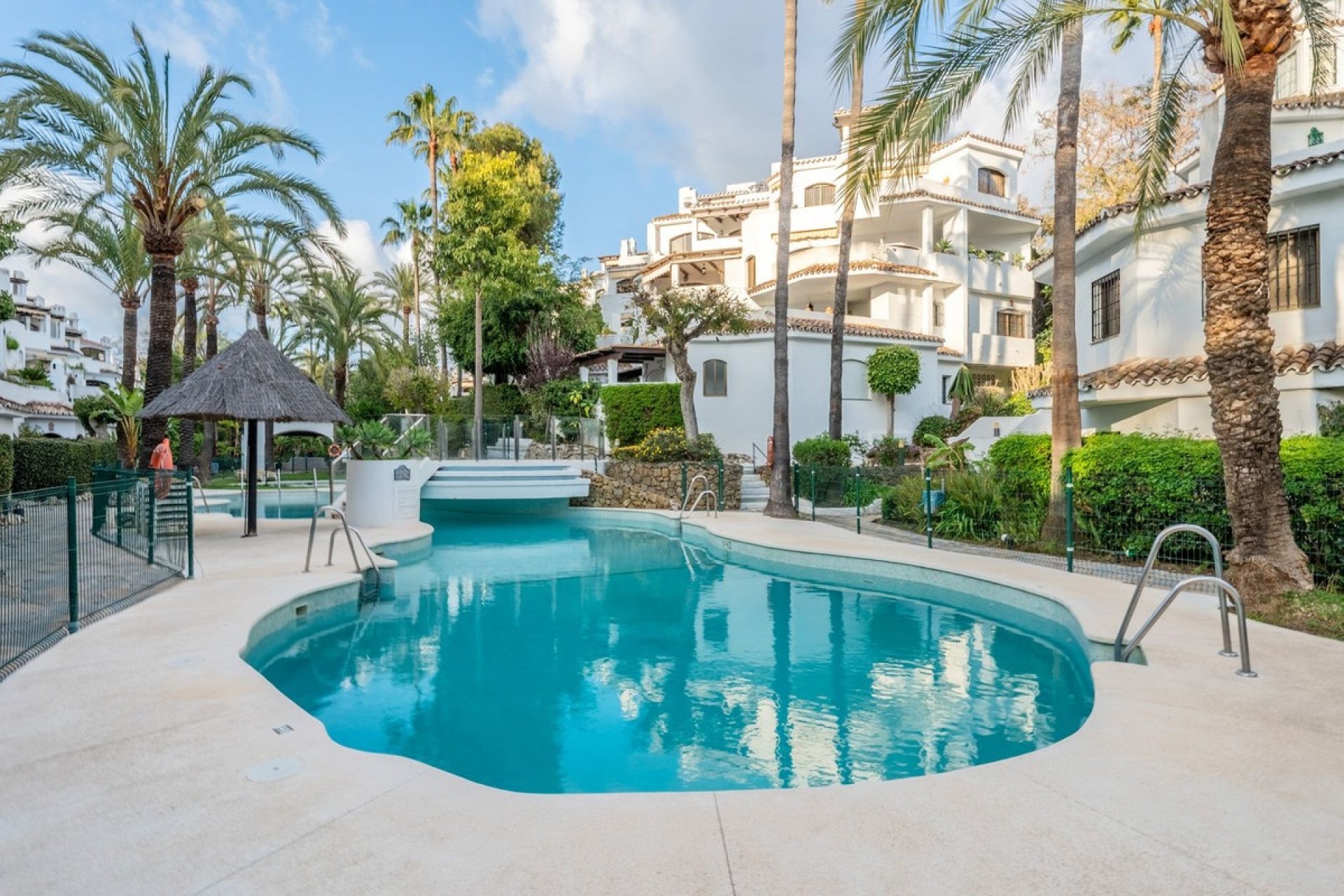 Resale - apartment - Marbella - Elviria