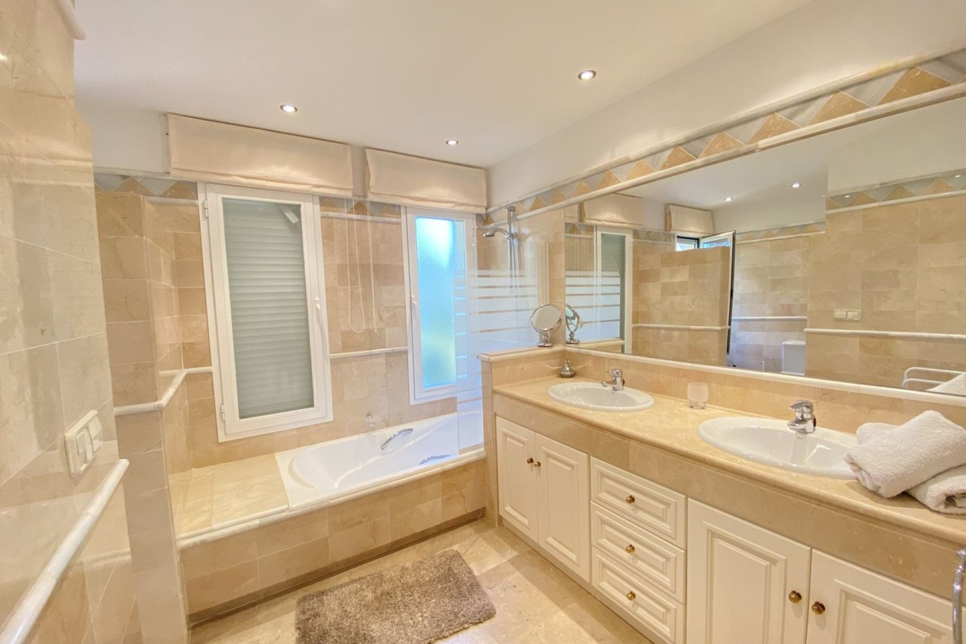 Resale - apartment - Marbella - Elviria