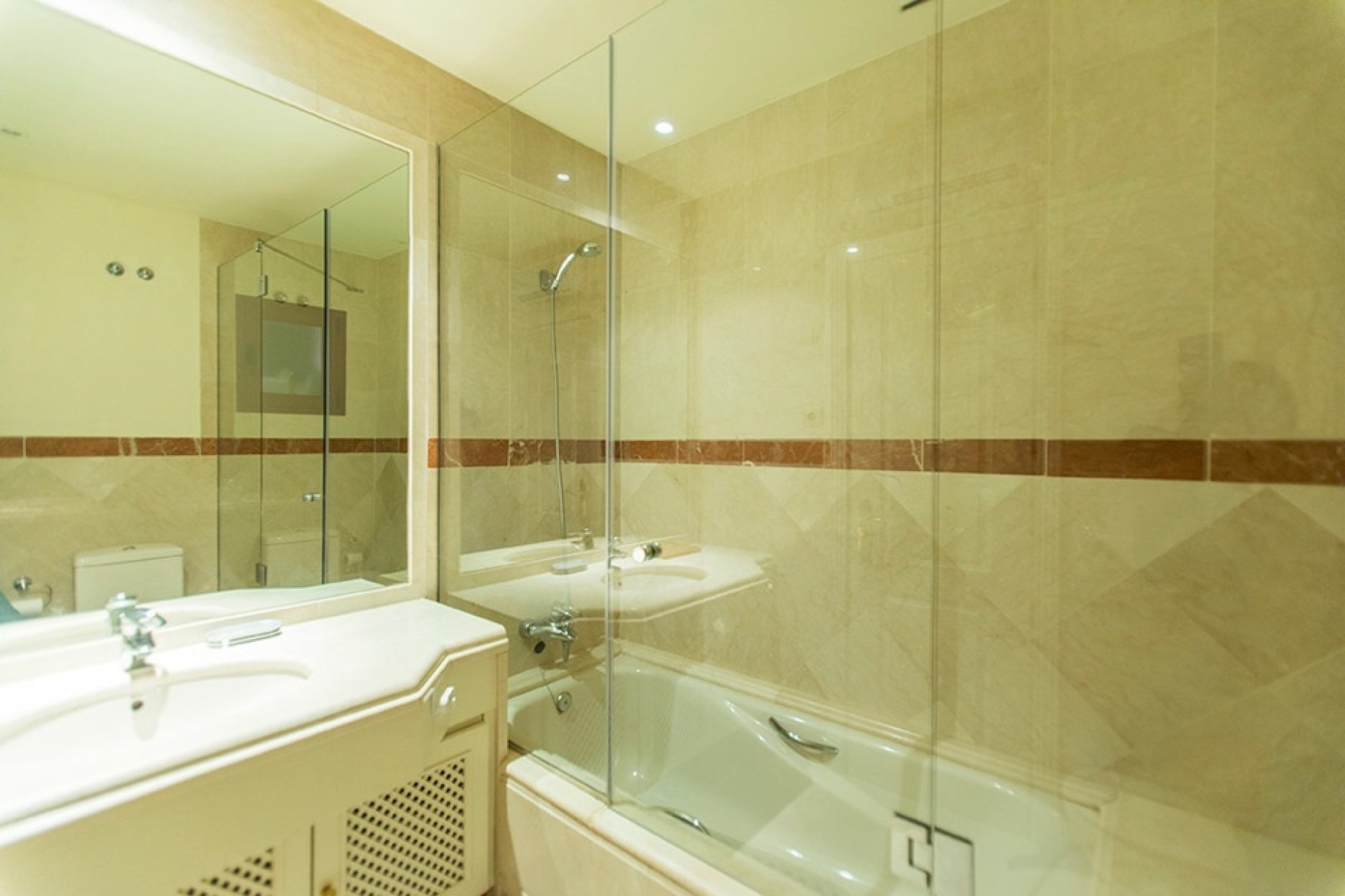 Resale - apartment - Marbella - Elviria