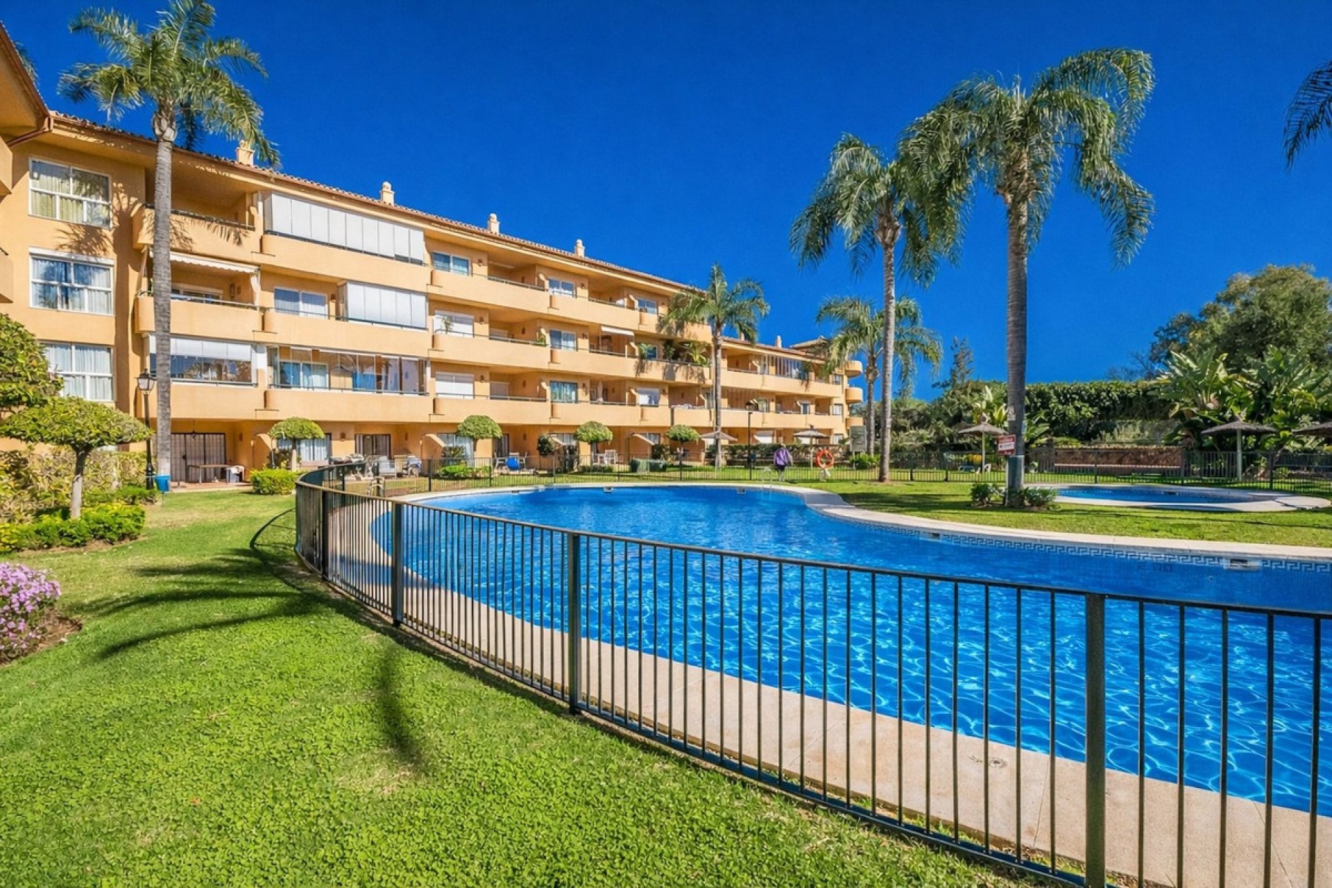 Resale - apartment - Marbella - Elviria