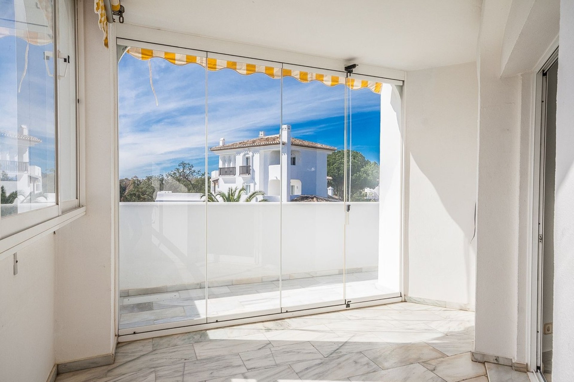 Resale - apartment - Marbella - Elviria