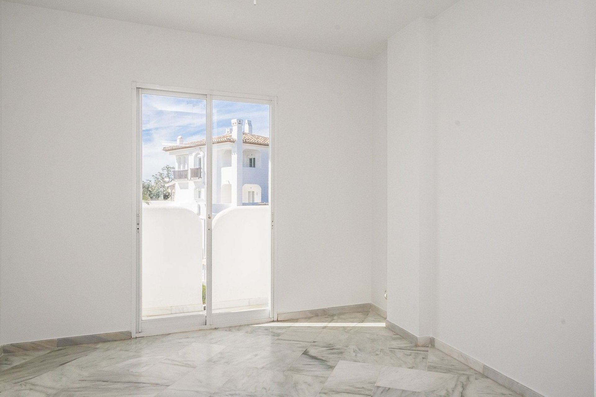 Resale - apartment - Marbella - Elviria