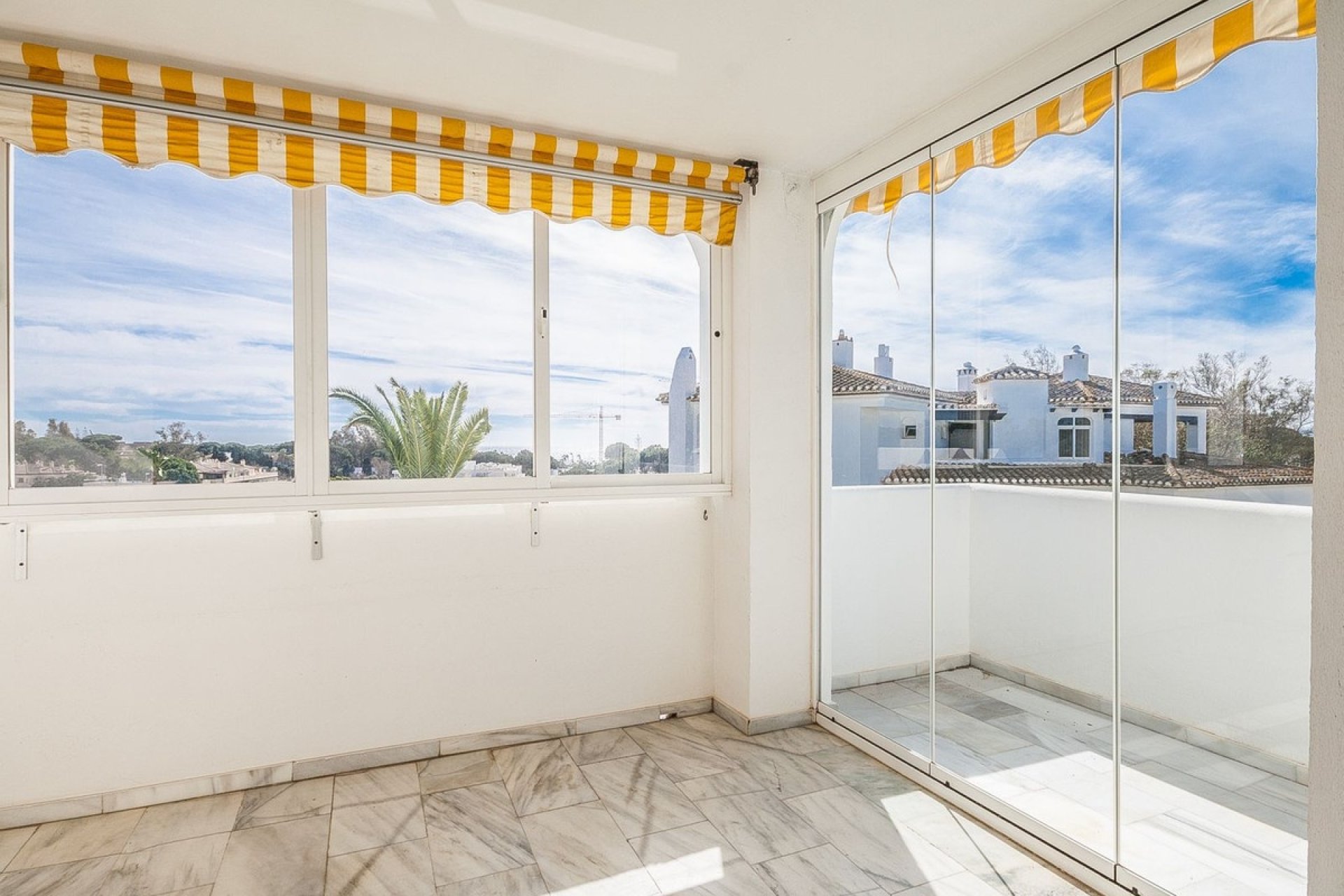 Resale - apartment - Marbella - Elviria