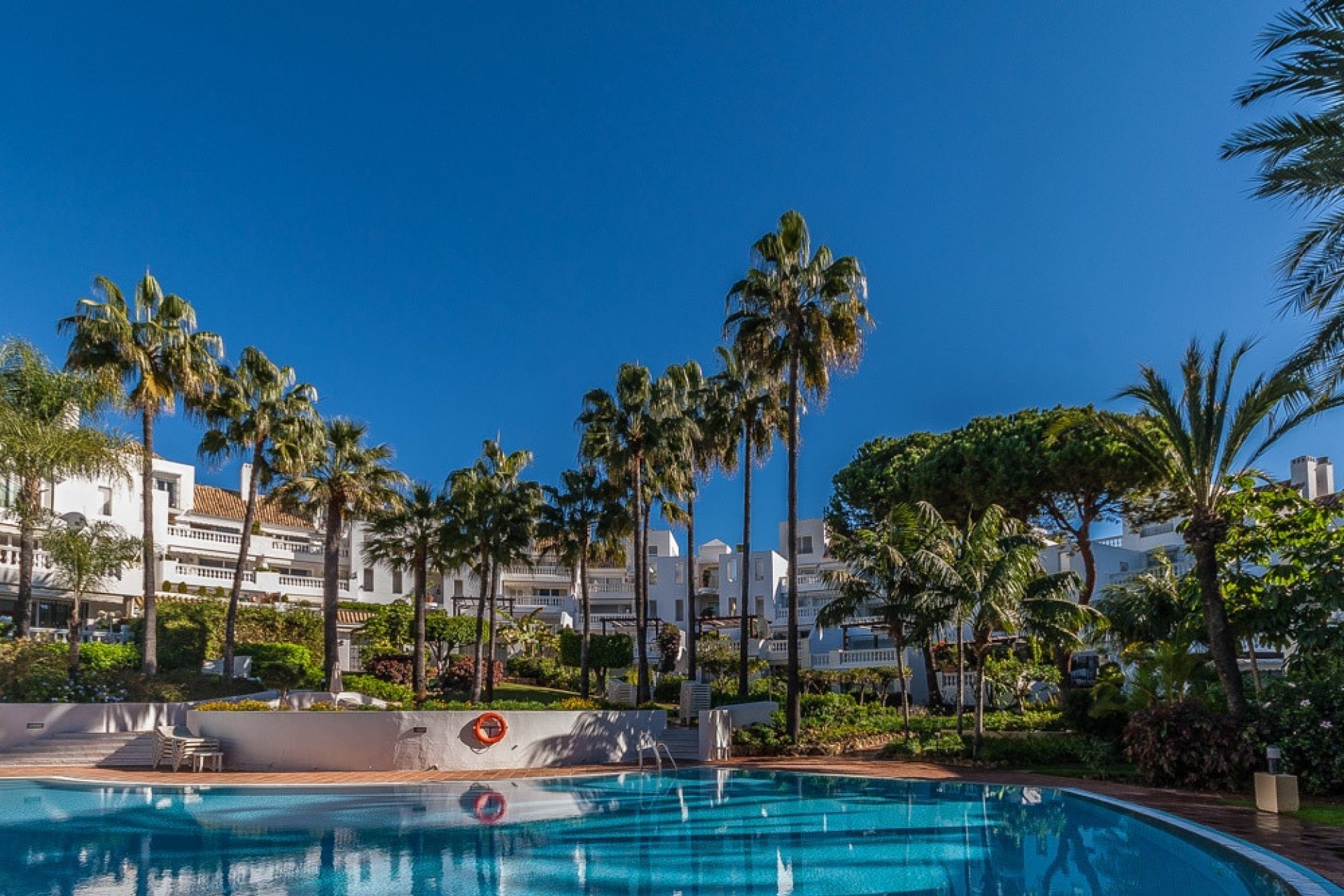 Resale - apartment - Marbella - Elviria