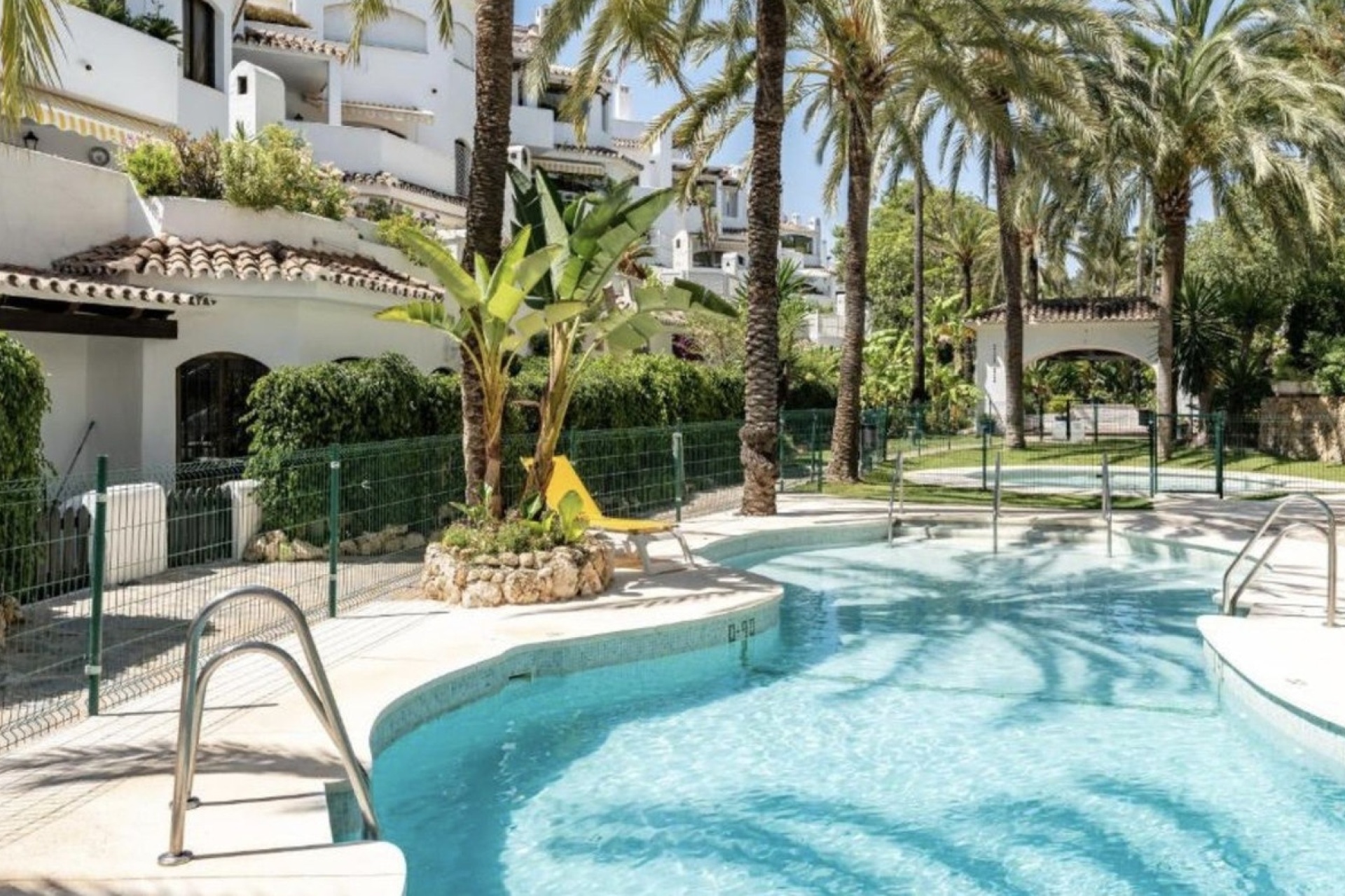Resale - apartment - Marbella - Elviria