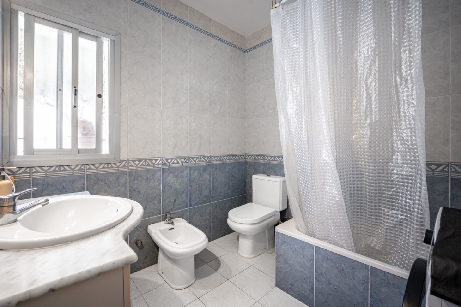 Resale - apartment - Marbella - Elviria