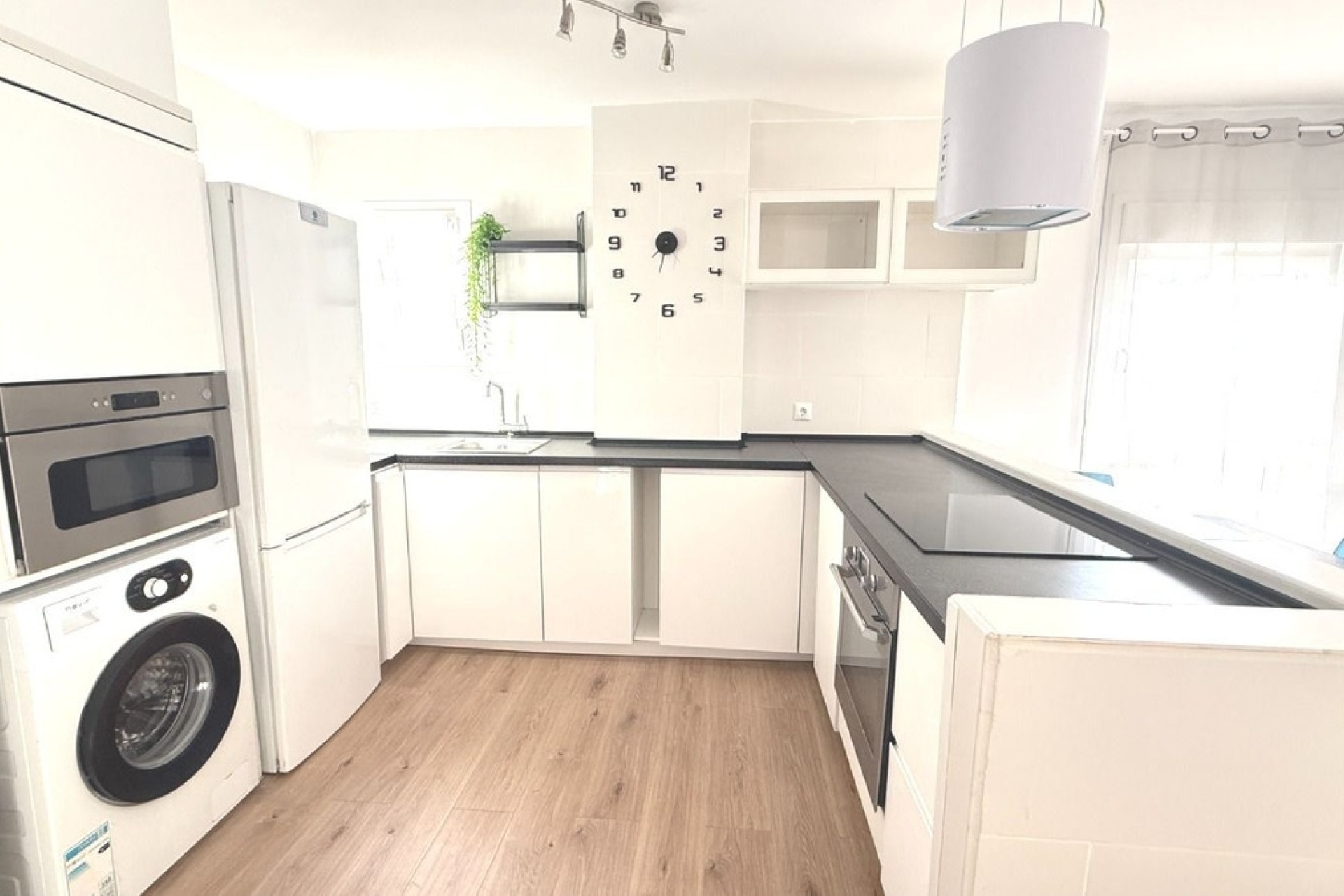 Resale - apartment - Marbella - Elviria