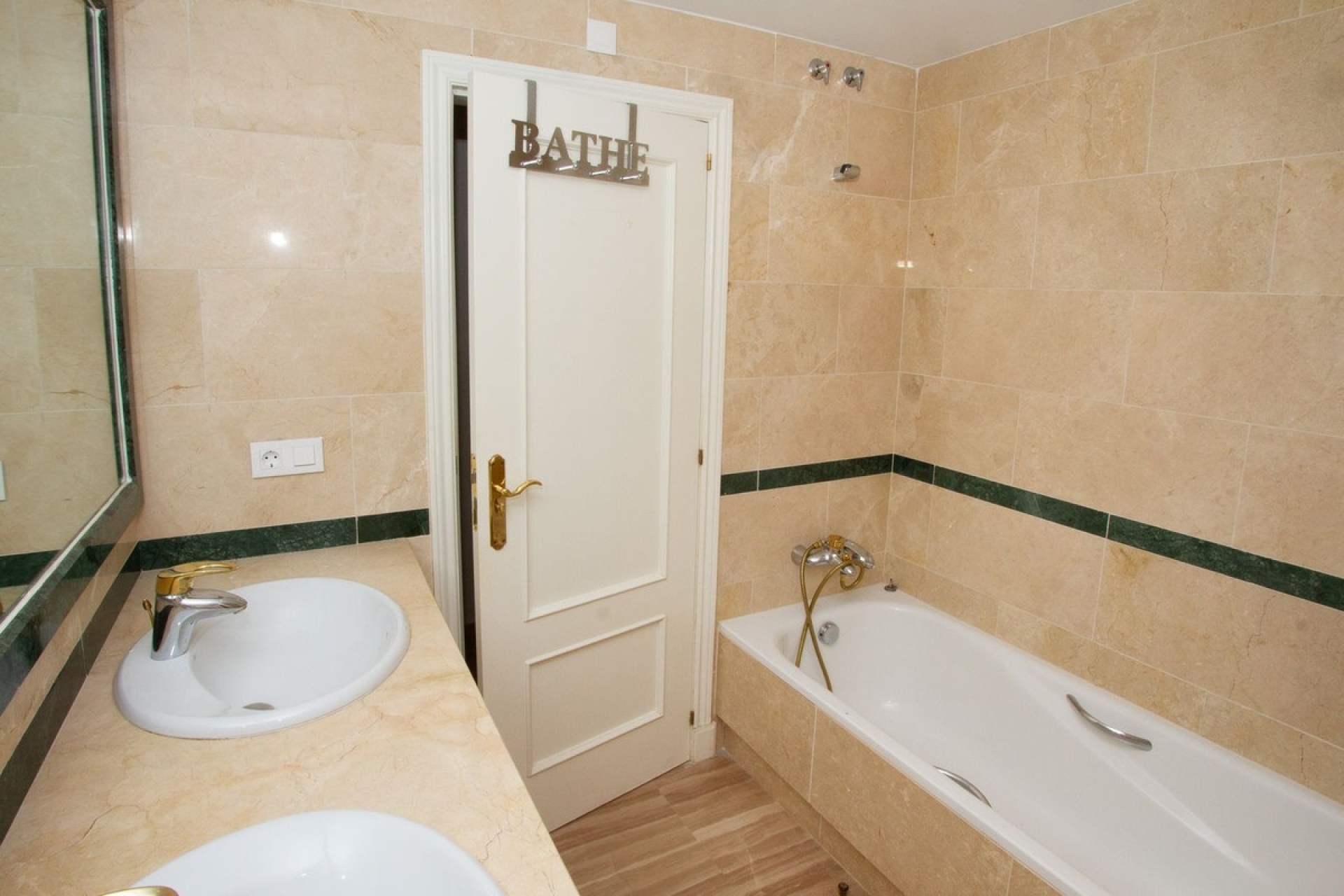 Resale - apartment - Marbella - Elviria