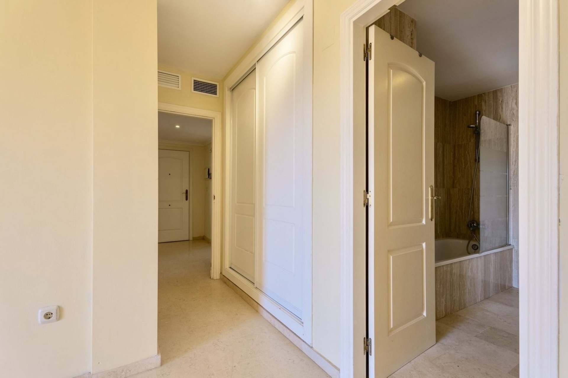 Resale - apartment - Marbella - Elviria