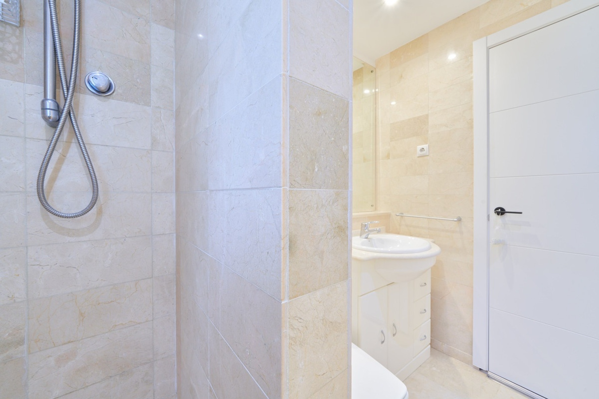 Resale - apartment - Marbella - Elviria