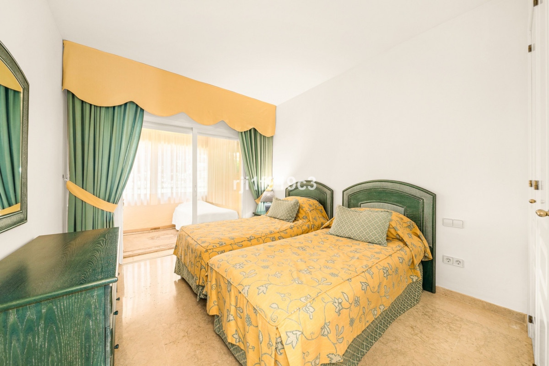 Resale - apartment - Marbella - Elviria
