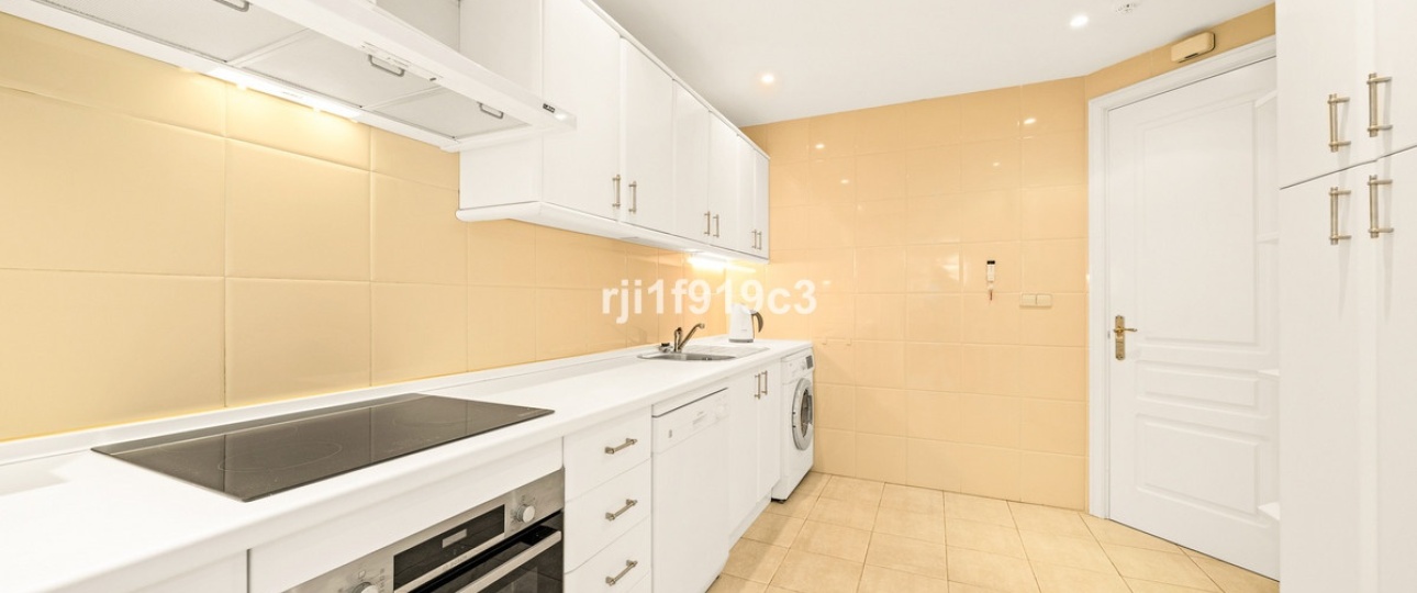 Resale - apartment - Marbella - Elviria